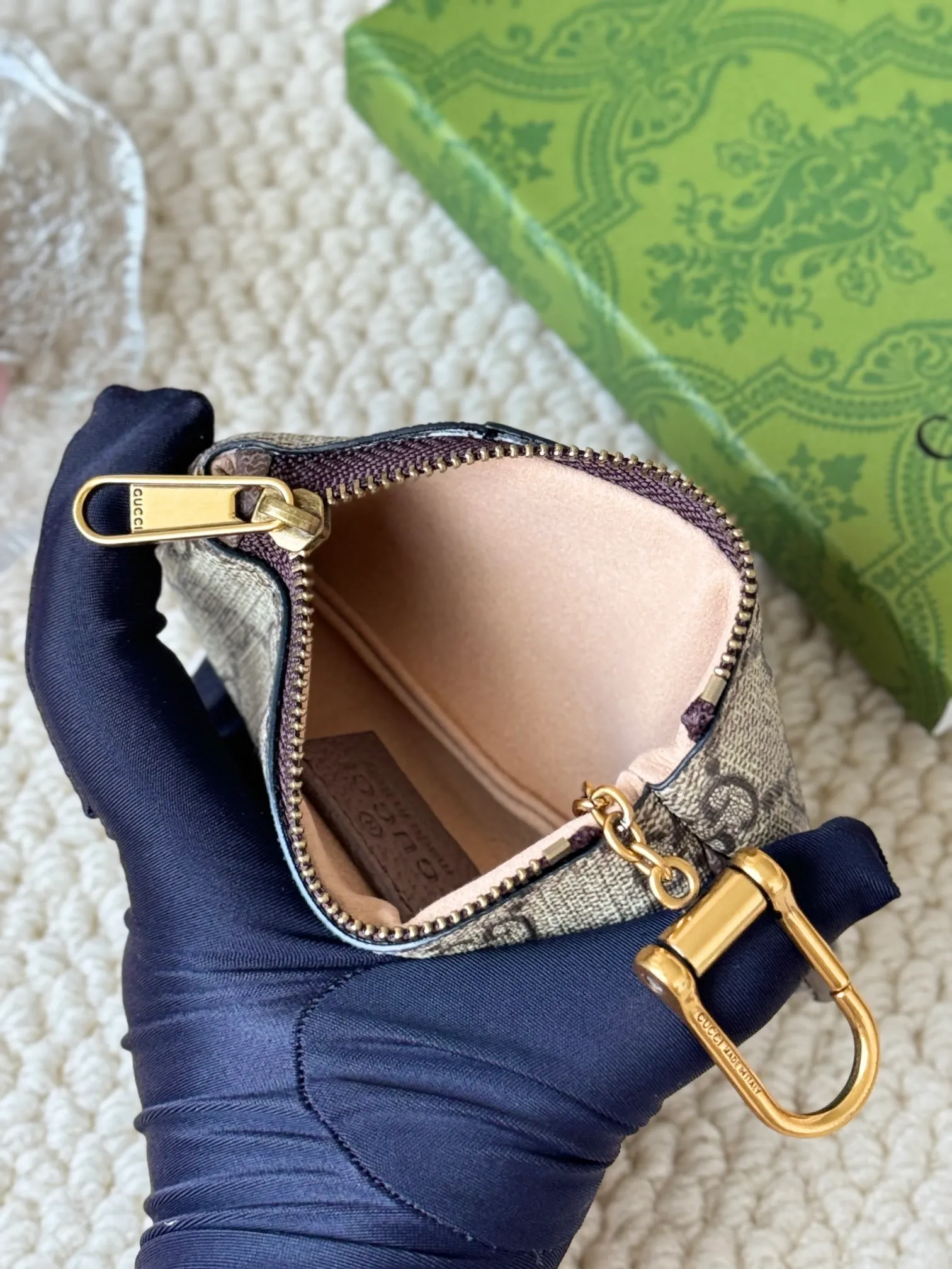 💰140 gucci new small coin purse ~ lipstick bag! Cowhide + PVC with exquisite original factory hardware! Flexible and unique hook buckle, small and exquisite, with great effect. Model: 671722, size: 12x7.5x1.5cm.