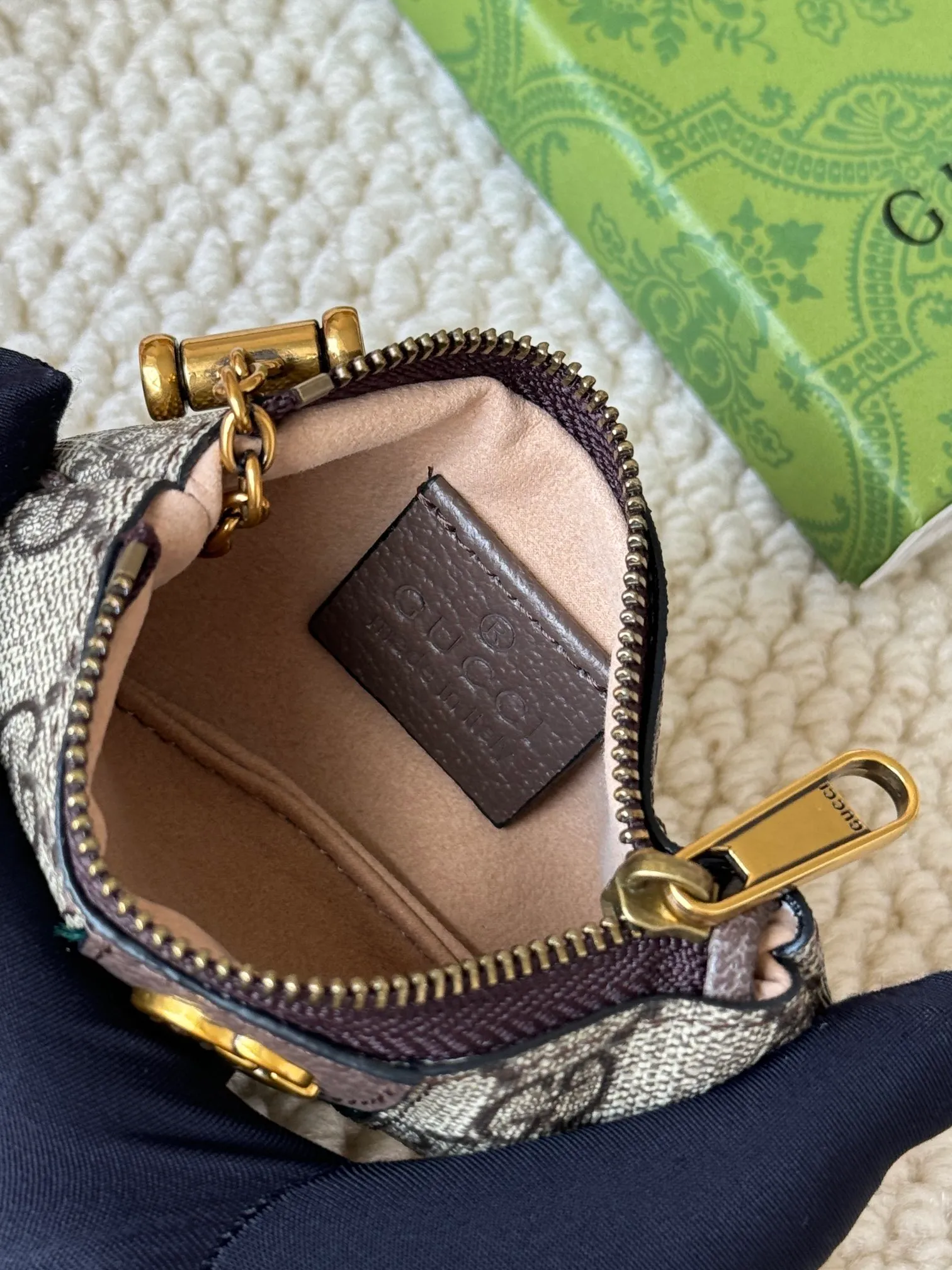 💰140 gucci new small coin purse ~ lipstick bag! Cowhide + PVC with exquisite original factory hardware! Flexible and unique hook buckle, small and exquisite, with great effect. Model: 671722, size: 12x7.5x1.5cm.