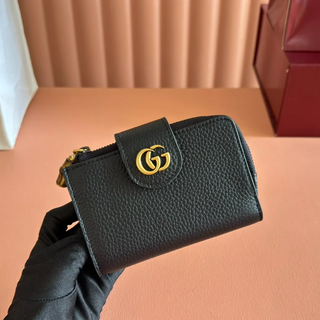 p480. 💋💋💋"With full original packaging" GG Marmont series wallet. This GG Marmont series wallet is made of classic and durable black leather, adding another classic to the "Aria-Fashion Aria" series. The Double G accessory originates from the belt buckle design of the 1970s, and is reinterpreted on this wallet in tone-on-tone resin. The classic design is combined with a monochromatic color scheme to highlight the modern fashion style. Model: 739498. Size: 13*8.5*2cm. Color: black/original leather.