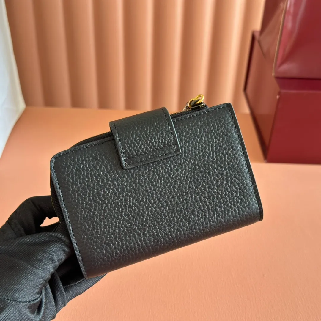 p480. 💋💋💋"With full original packaging" GG Marmont series wallet. This GG Marmont series wallet is made of classic and durable black leather, adding another classic to the "Aria-Fashion Aria" series. The Double G accessory originates from the belt buckle design of the 1970s, and is reinterpreted on this wallet in tone-on-tone resin. The classic design is combined with a monochromatic color scheme to highlight the modern fashion style. Model: 739498. Size: 13*8.5*2cm. Color: black/original leather.