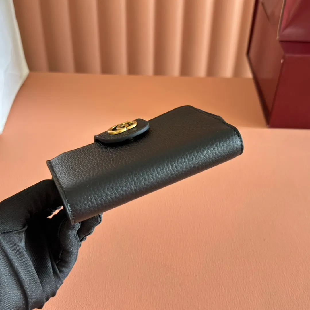 p480. 💋💋💋"With full original packaging" GG Marmont series wallet. This GG Marmont series wallet is made of classic and durable black leather, adding another classic to the "Aria-Fashion Aria" series. The Double G accessory originates from the belt buckle design of the 1970s, and is reinterpreted on this wallet in tone-on-tone resin. The classic design is combined with a monochromatic color scheme to highlight the modern fashion style. Model: 739498. Size: 13*8.5*2cm. Color: black/original leather.