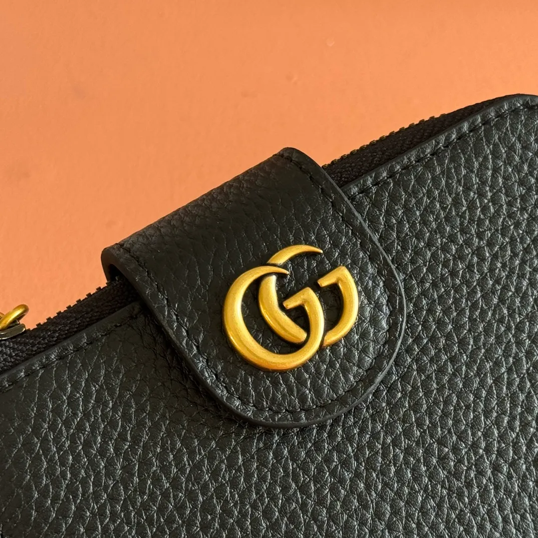 p480. 💋💋💋"With full original packaging" GG Marmont series wallet. This GG Marmont series wallet is made of classic and durable black leather, adding another classic to the "Aria-Fashion Aria" series. The Double G accessory originates from the belt buckle design of the 1970s, and is reinterpreted on this wallet in tone-on-tone resin. The classic design is combined with a monochromatic color scheme to highlight the modern fashion style. Model: 739498. Size: 13*8.5*2cm. Color: black/original leather.