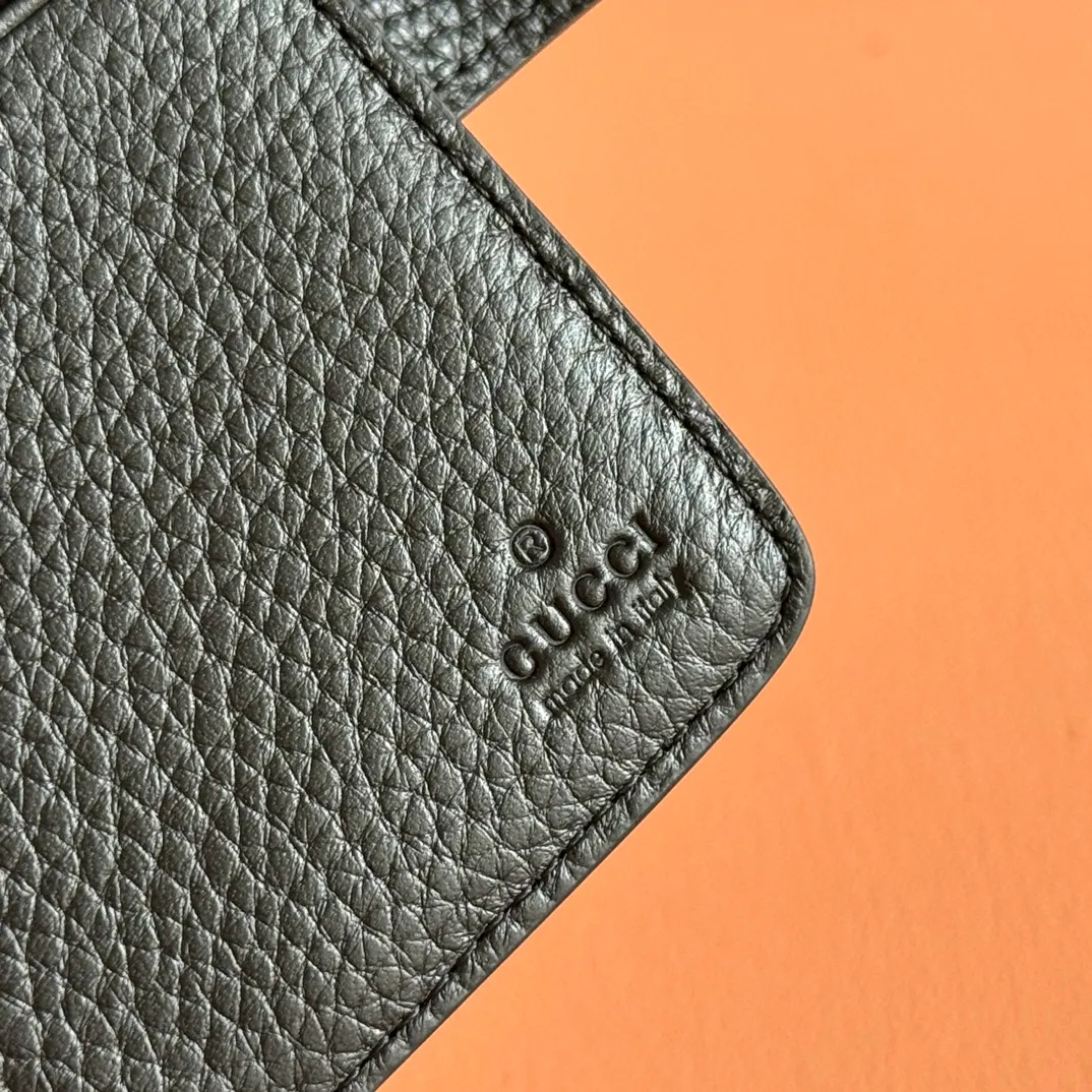 p480. 💋💋💋"With full original packaging" GG Marmont series wallet. This GG Marmont series wallet is made of classic and durable black leather, adding another classic to the "Aria-Fashion Aria" series. The Double G accessory originates from the belt buckle design of the 1970s, and is reinterpreted on this wallet in tone-on-tone resin. The classic design is combined with a monochromatic color scheme to highlight the modern fashion style. Model: 739498. Size: 13*8.5*2cm. Color: black/original leather.