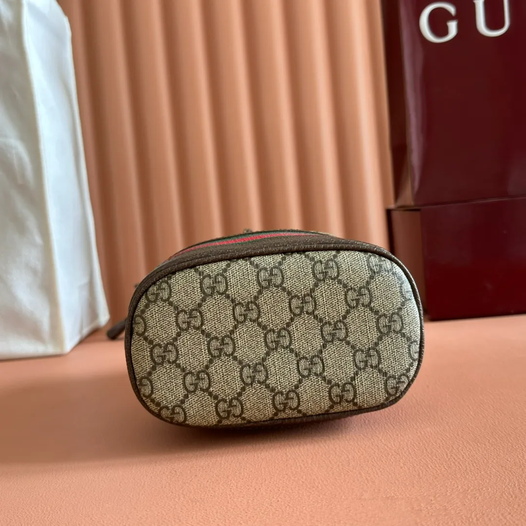 p800. 📣📣📣[Original leather with 🌈full counter packaging]🔥🔥GUCCI is immersed in retro sentiments. A member of the Ophidia family---Mini bucket bag. The shape is reminiscent of retro design~GG high-grade artificial canvas material~embellished with red and green webbing and other brand's most distinctive classic elements~reflecting a tribute to the brand's equestrian roots~~ Model~550620Size~W18.5×H15xD9cm