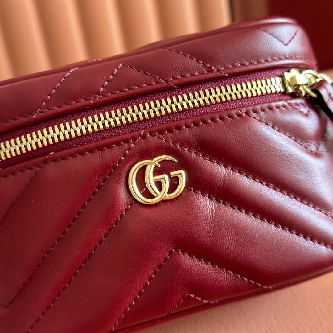 p980💋💋💋 Comes with a full set of original counter packaging [New Product] The brand's iconic GG Marmont series launches a variety of modern fashion bags. This chain makeup bag is embellished with the brand's archive logo, which debuted in the 1970s. Black quilted V-shaped calfskin Leather Light gold tone hardware Black taffeta lining Double G Carry handle (6cm high) Detachable chain shoulder strap (55cm high) Zip closure Model number: 837455 Dimensions: 15cm (W) x 8cm (H) x 8.5cm (D) Weight: approx. 395g Color: Encore full leather. Made in Italy