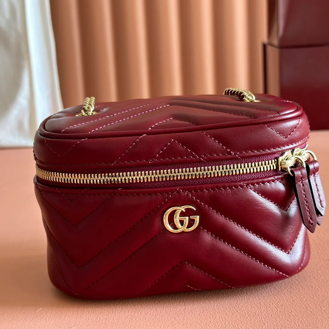p980💋💋💋 Comes with a full set of original counter packaging [New Product] The brand's iconic GG Marmont series launches a variety of modern fashion bags. This chain makeup bag is embellished with the brand's archive logo, which debuted in the 1970s. Black quilted V-shaped calfskin Leather Light gold tone hardware Black taffeta lining Double G Carry handle (6cm high) Detachable chain shoulder strap (55cm high) Zip closure Model number: 837455 Dimensions: 15cm (W) x 8cm (H) x 8.5cm (D) Weight: approx. 395g Color: Encore full leather. Made in Italy