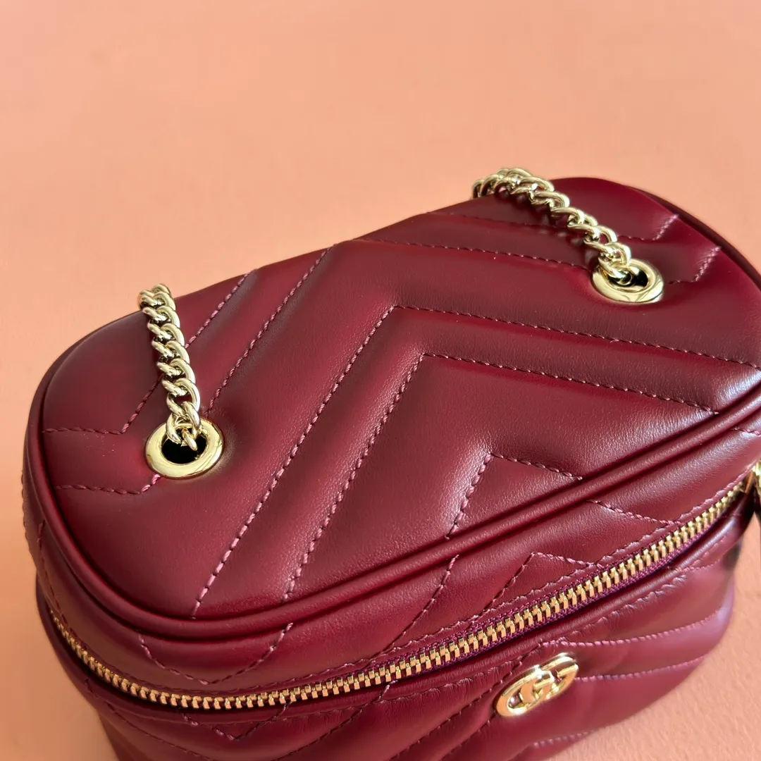 p980💋💋💋 Comes with a full set of original counter packaging [New Product] The brand's iconic GG Marmont series launches a variety of modern fashion bags. This chain makeup bag is embellished with the brand's archive logo, which debuted in the 1970s. Black quilted V-shaped calfskin Leather Light gold tone hardware Black taffeta lining Double G Carry handle (6cm high) Detachable chain shoulder strap (55cm high) Zip closure Model number: 837455 Dimensions: 15cm (W) x 8cm (H) x 8.5cm (D) Weight: approx. 395g Color: Encore full leather. Made in Italy