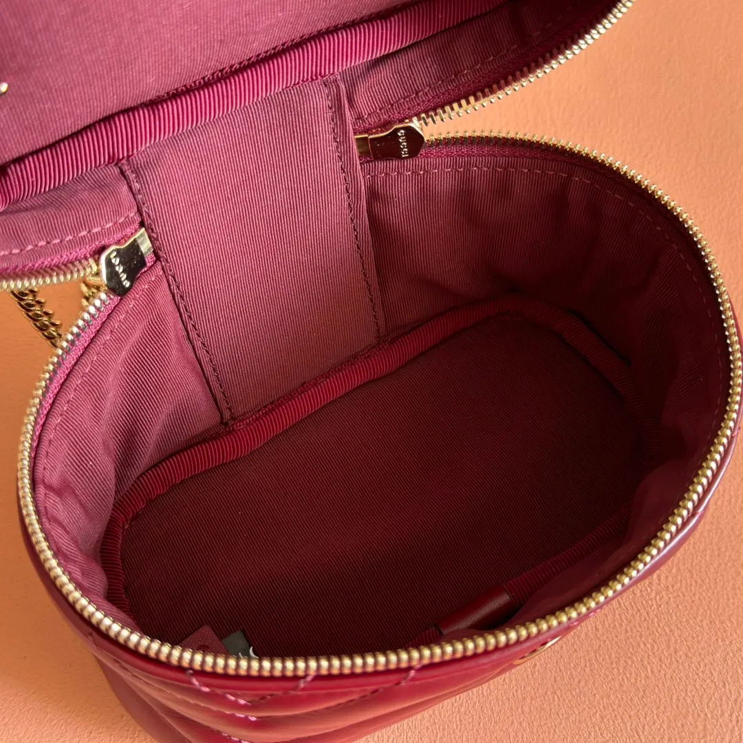 p980💋💋💋 Comes with a full set of original counter packaging [New Product] The brand's iconic GG Marmont series launches a variety of modern fashion bags. This chain makeup bag is embellished with the brand's archive logo, which debuted in the 1970s. Black quilted V-shaped calfskin Leather Light gold tone hardware Black taffeta lining Double G Carry handle (6cm high) Detachable chain shoulder strap (55cm high) Zip closure Model number: 837455 Dimensions: 15cm (W) x 8cm (H) x 8.5cm (D) Weight: approx. 395g Color: Encore full leather. Made in Italy