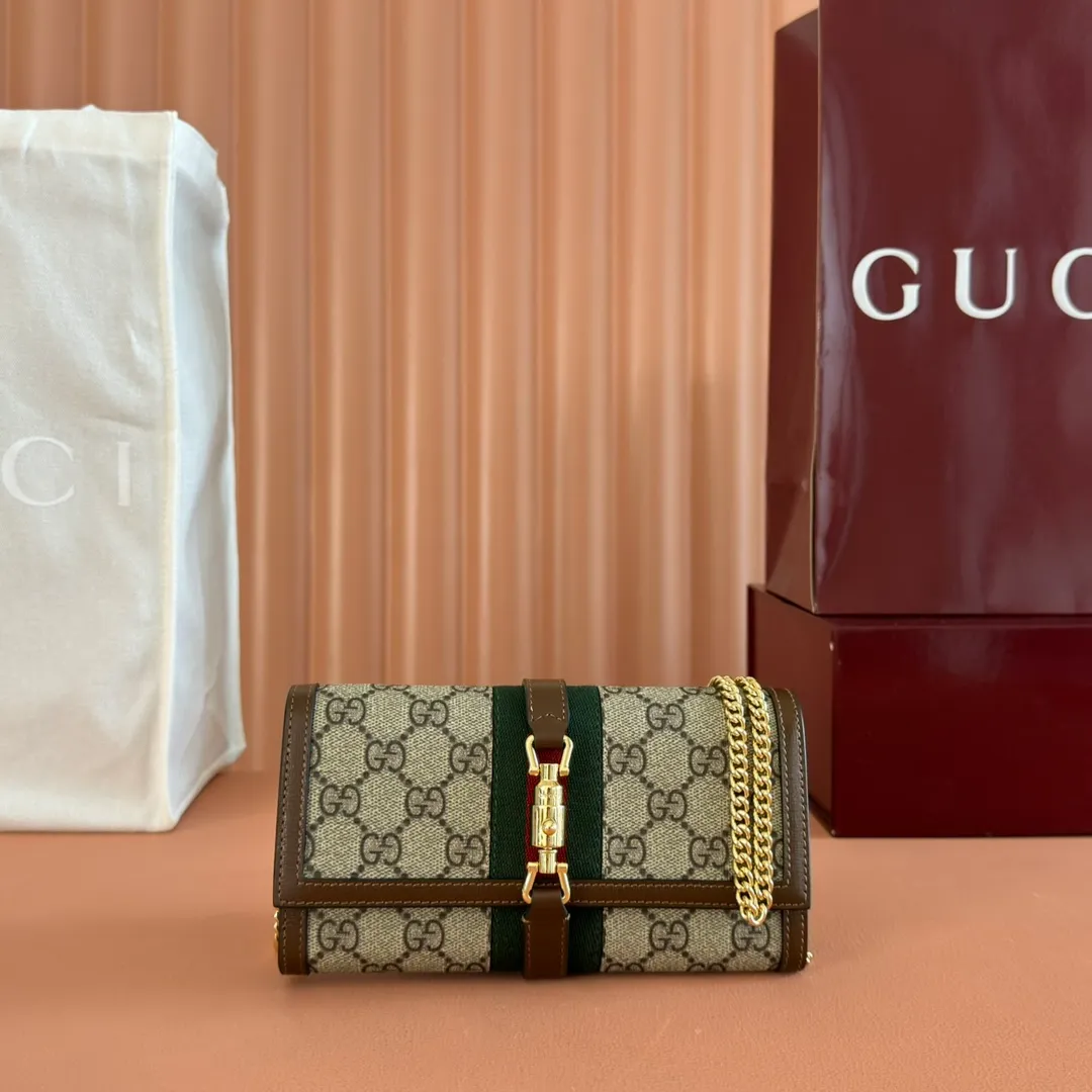 p700. 💋💋💋【Original leather accessories🌈 Equipped with full counter packaging】🔥🔥 The jackie1961 series launches a compact and noble new chain bag. The gold-toned push-lock buckle, detachable chain, and classic double G monogram denim fabric make the entire design exude elegance and timelessness. Size: 19*10*3.5. Model: 652681.