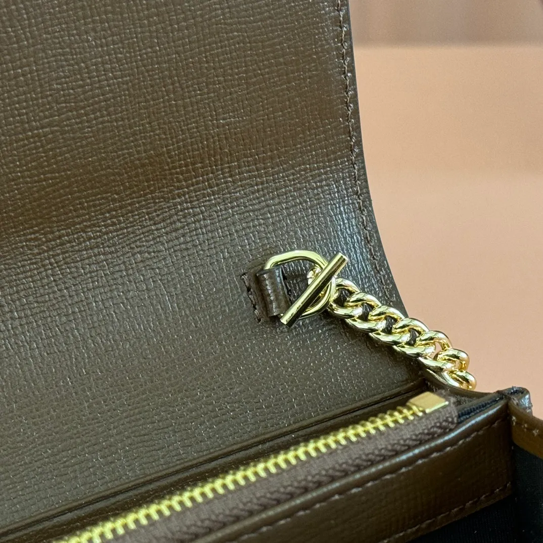 p700. 💋💋💋【Original leather accessories🌈 Equipped with full counter packaging】🔥🔥 The jackie1961 series launches a compact and noble new chain bag. The gold-toned push-lock buckle, detachable chain, and classic double G monogram denim fabric make the entire design exude elegance and timelessness. Size: 19*10*3.5. Model: 652681.