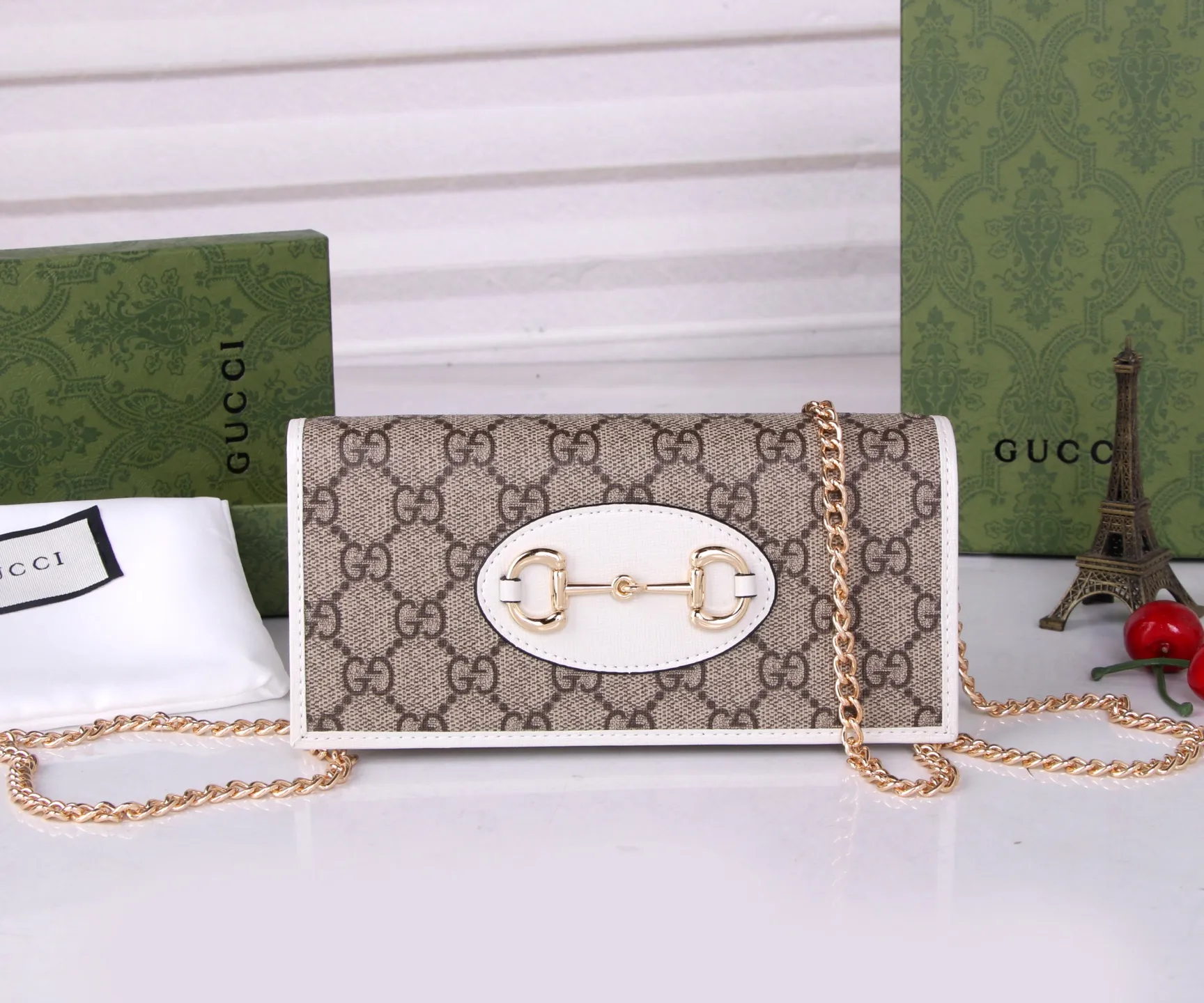 💰180 Style number: 99261 Brand: GUCCl Color: Brown White Size: 19*10*4 Description: GUCCi 2020 new 1955 saddle buckle Woc ready-made exclusive photo shoot, mobile phone. card. lipstick. key... you must bring small items in one package, and there is a zipper compartment. You can also use it as a handbag by removing the chain.