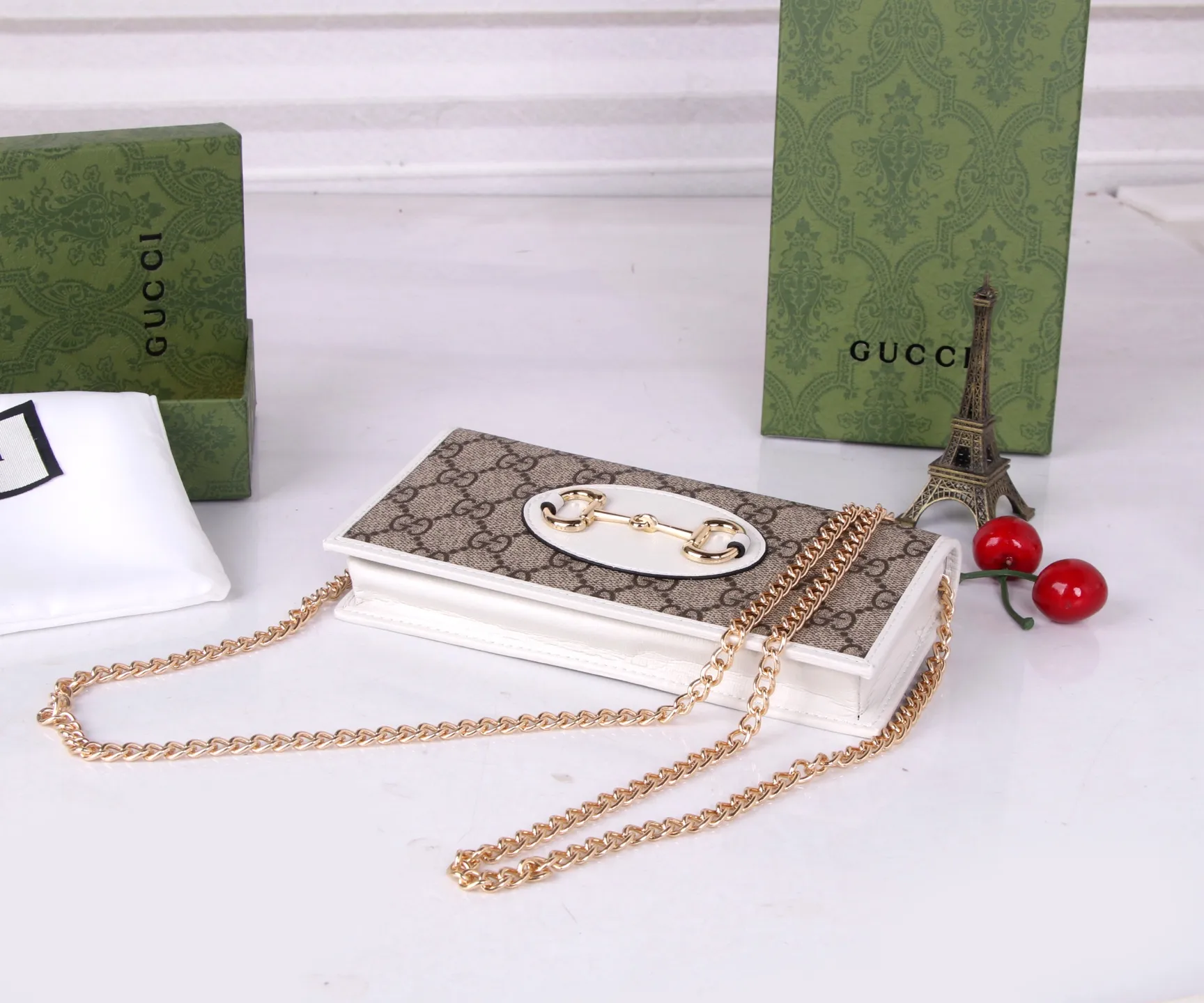💰180 Style number: 99261 Brand: GUCCl Color: Brown White Size: 19*10*4 Description: GUCCi 2020 new 1955 saddle buckle Woc ready-made exclusive photo shoot, mobile phone. card. lipstick. key... you must bring small items in one package, and there is a zipper compartment. You can also use it as a handbag by removing the chain.