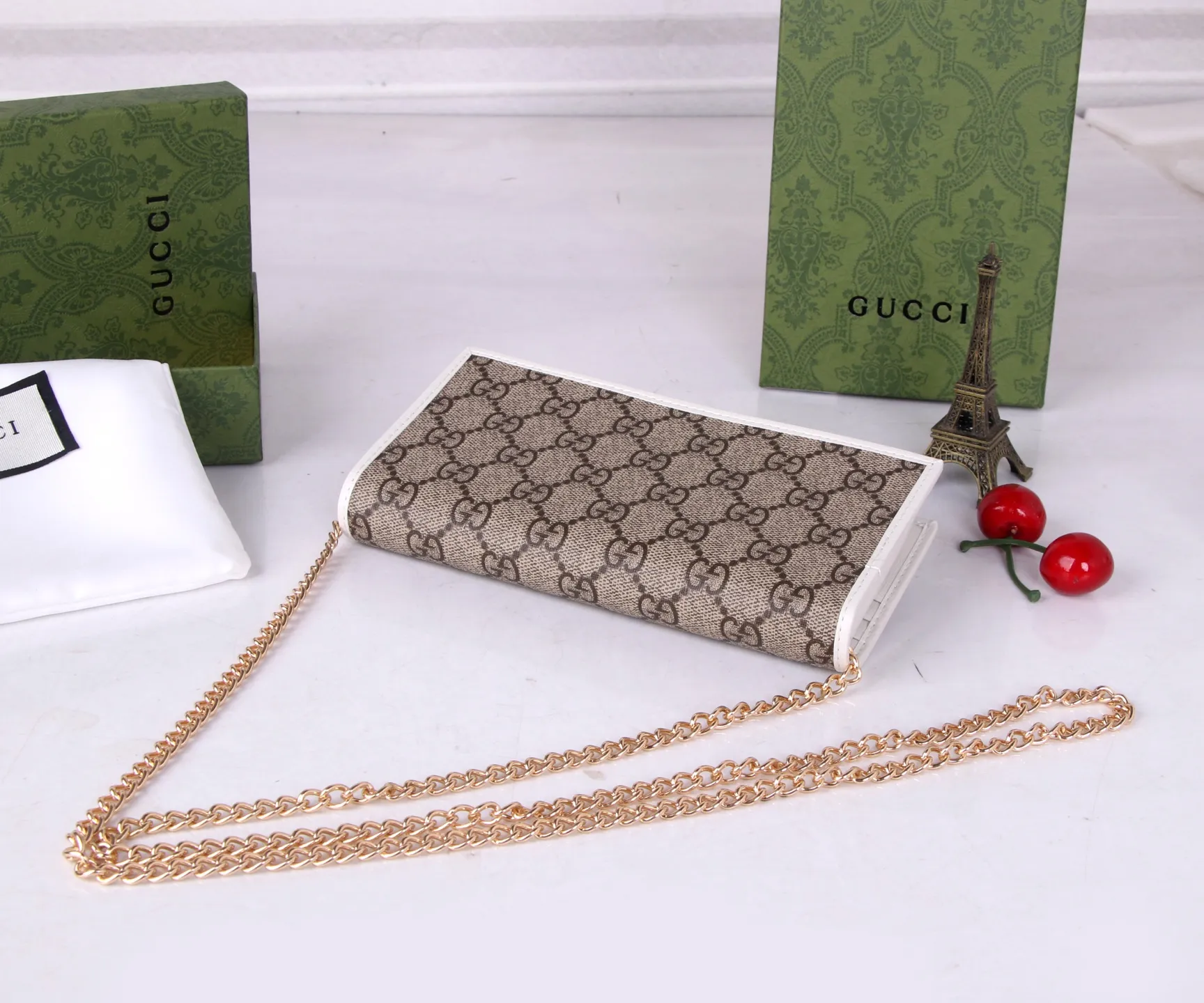💰180 Style number: 99261 Brand: GUCCl Color: Brown White Size: 19*10*4 Description: GUCCi 2020 new 1955 saddle buckle Woc ready-made exclusive photo shoot, mobile phone. card. lipstick. key... you must bring small items in one package, and there is a zipper compartment. You can also use it as a handbag by removing the chain.
