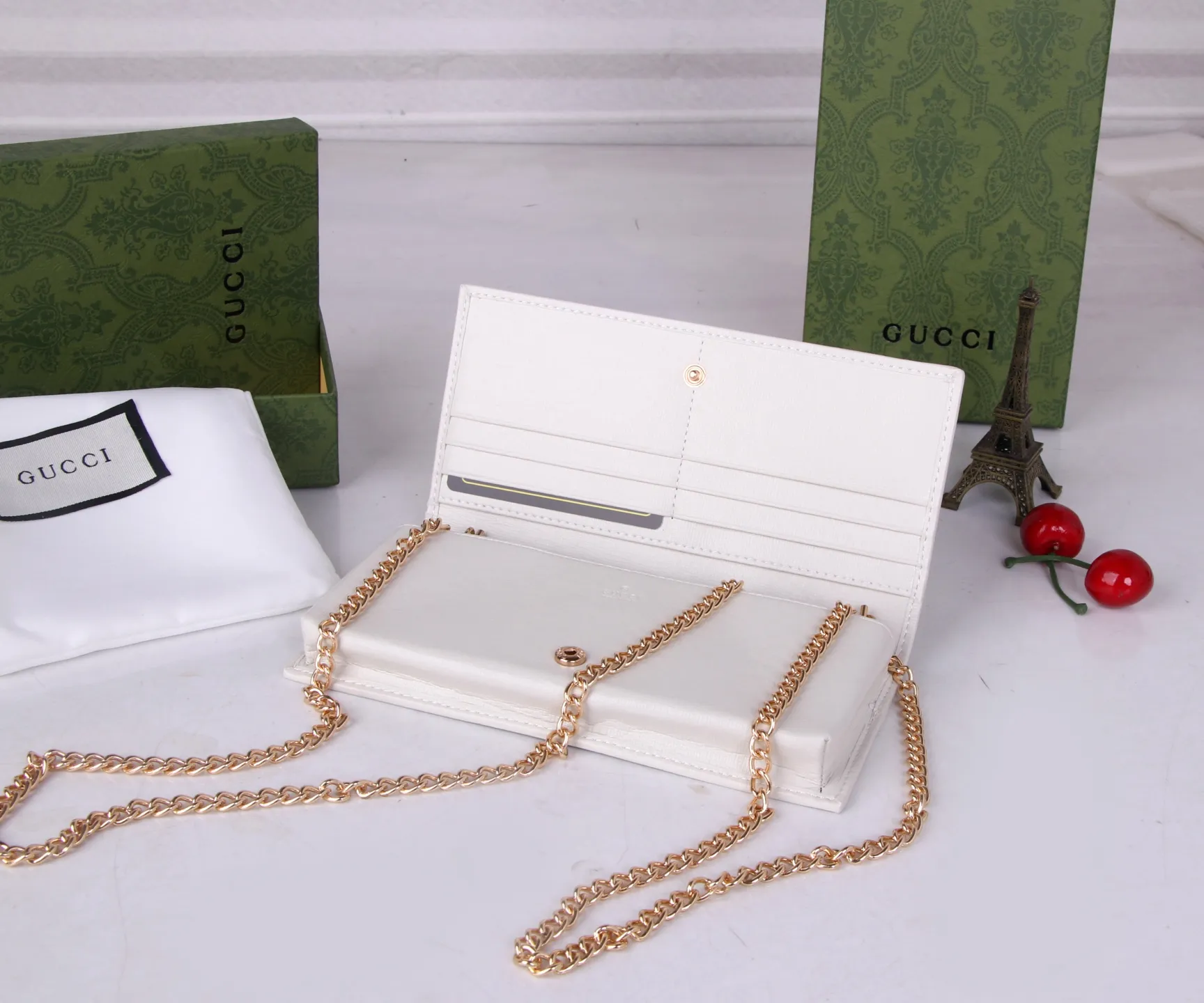 💰180 Style number: 99261 Brand: GUCCl Color: Brown White Size: 19*10*4 Description: GUCCi 2020 new 1955 saddle buckle Woc ready-made exclusive photo shoot, mobile phone. card. lipstick. key... you must bring small items in one package, and there is a zipper compartment. You can also use it as a handbag by removing the chain.