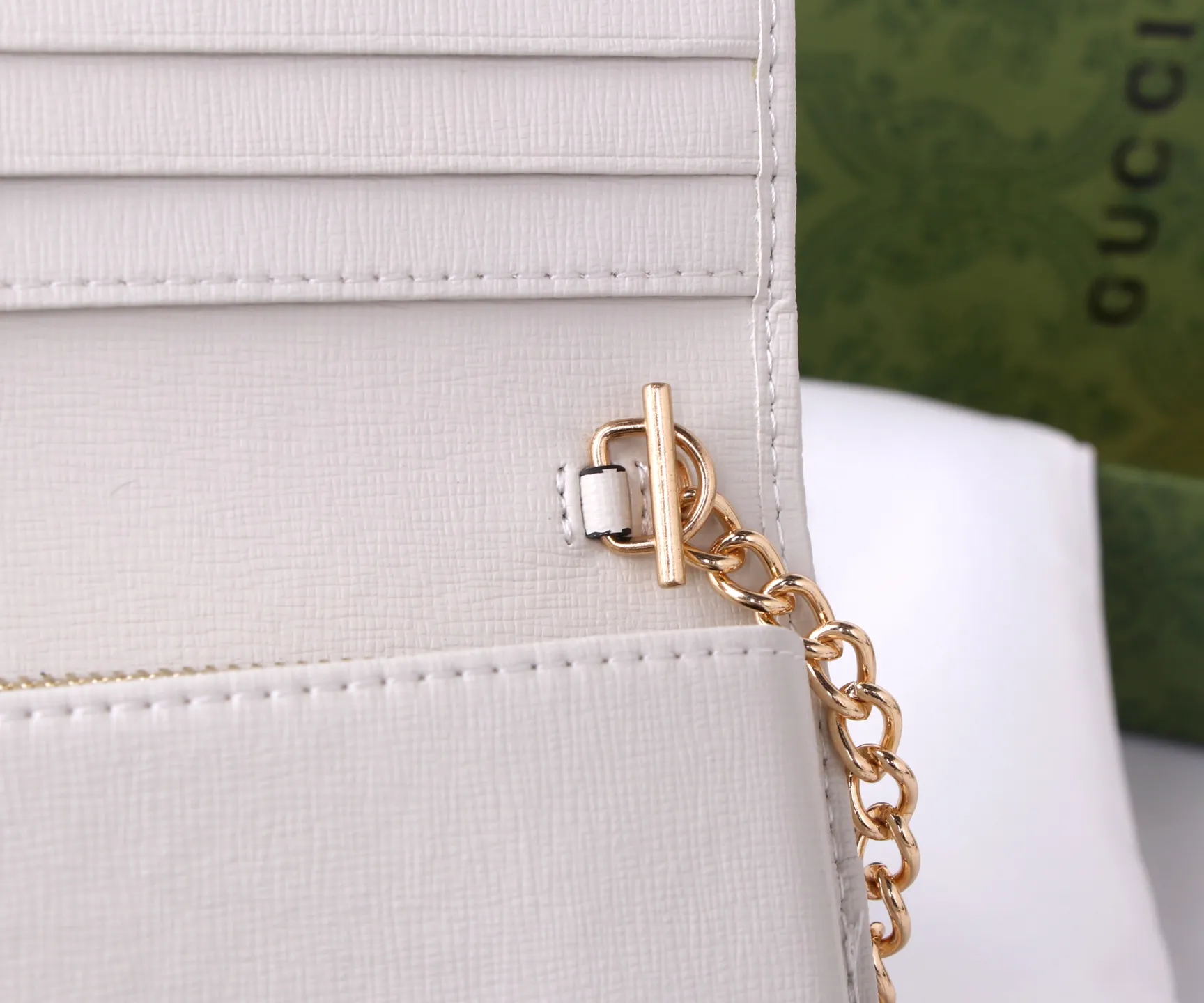 💰180 Style number: 99261 Brand: GUCCl Color: Brown White Size: 19*10*4 Description: GUCCi 2020 new 1955 saddle buckle Woc ready-made exclusive photo shoot, mobile phone. card. lipstick. key... you must bring small items in one package, and there is a zipper compartment. You can also use it as a handbag by removing the chain.