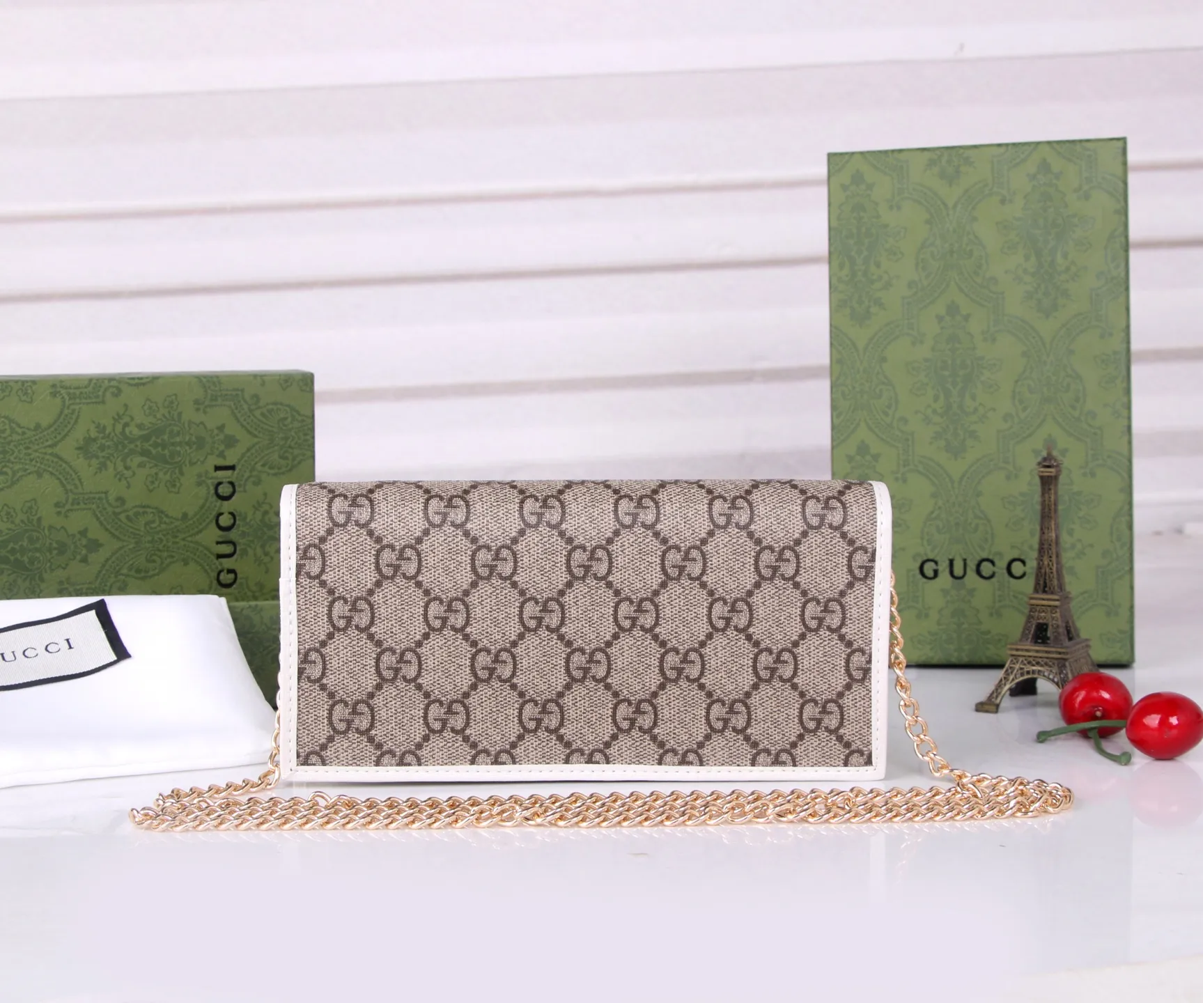 💰180 Style number: 99261 Brand: GUCCl Color: Brown White Size: 19*10*4 Description: GUCCi 2020 new 1955 saddle buckle Woc ready-made exclusive photo shoot, mobile phone. card. lipstick. key... you must bring small items in one package, and there is a zipper compartment. You can also use it as a handbag by removing the chain.