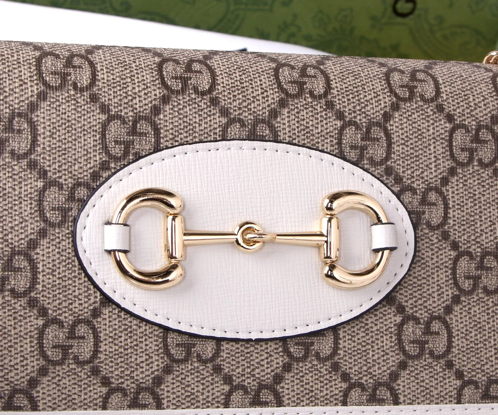💰180 Style number: 99261 Brand: GUCCl Color: Brown White Size: 19*10*4 Description: GUCCi 2020 new 1955 saddle buckle Woc ready-made exclusive photo shoot, mobile phone. card. lipstick. key... you must bring small items in one package, and there is a zipper compartment. You can also use it as a handbag by removing the chain.