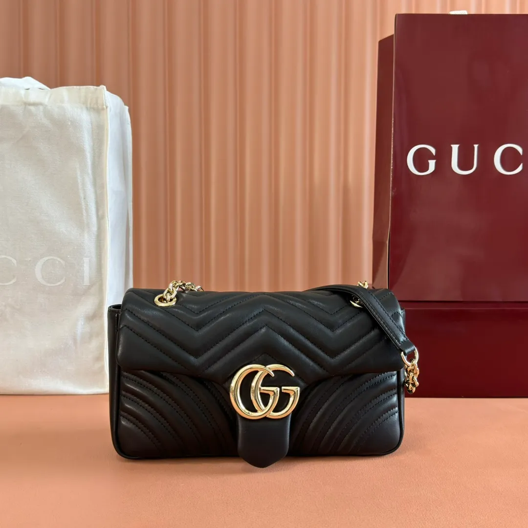 p1360💋💋💋【Full set of packaging at the counter】Imported original sheepskin pure copper hardware brand's iconic GG Marmont series is ingeniously integrated with double G styling accessories and faceted chain straps, and soft leather is selected to create a soft-lined bag shape. Simple and neat back pockets make medium and large bags more practical. Black V-shaped Matelassé sheepskin Light gold-tone hardware Gucci ankara red viscose lining Double G Interior: One zipped pocket External: One open pocket Sliding chain strap that can be used as a shoulder strap (56 cm high) Spring-buckle flap Ident: 837267. Dimensions: 26cm (width) x 15cm (height) x 7cm (depth) Weight: about 0.65kg Color: black full leather/original leather. Made in Italy