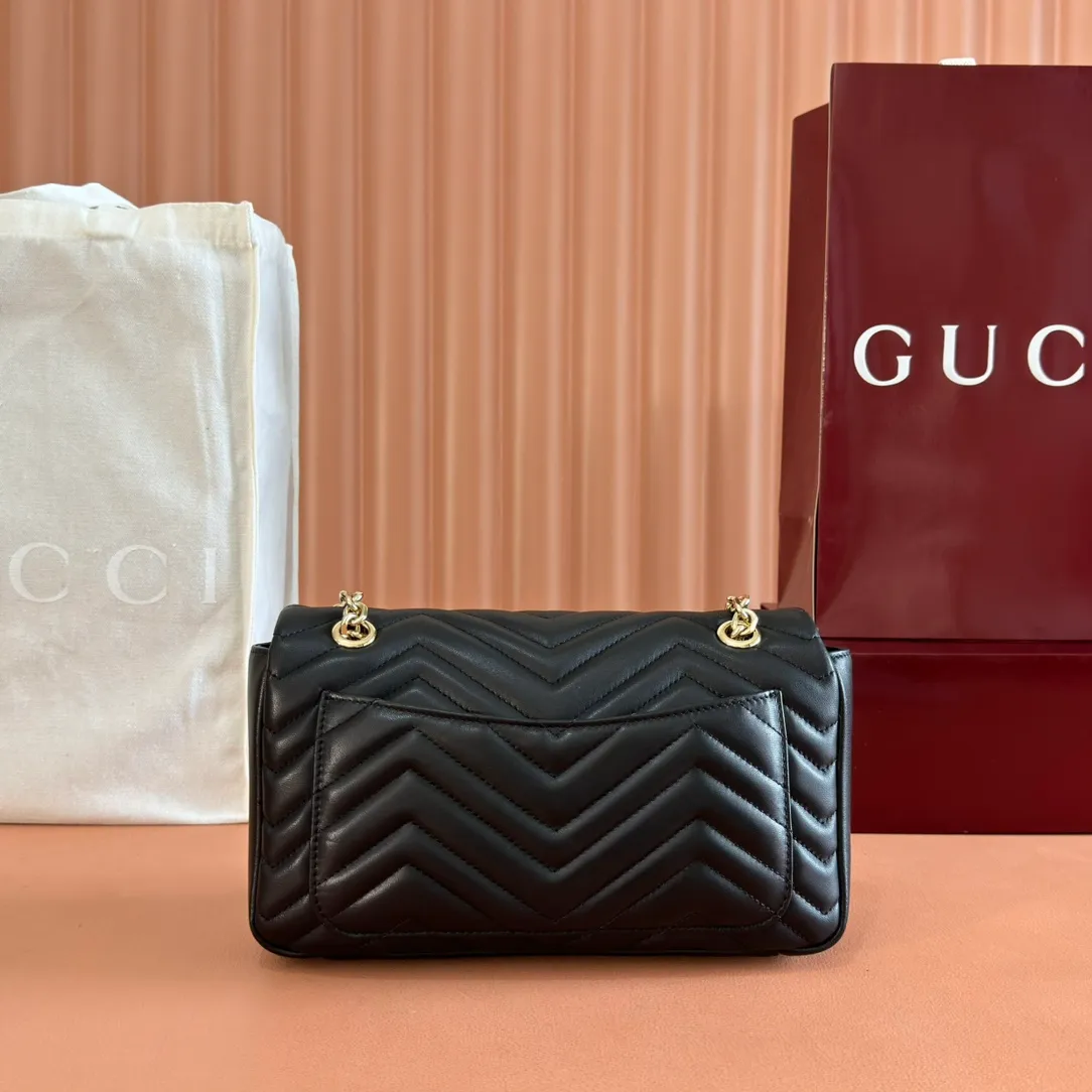 p1360💋💋💋【Full set of packaging at the counter】Imported original sheepskin pure copper hardware brand's iconic GG Marmont series is ingeniously integrated with double G styling accessories and faceted chain straps, and soft leather is selected to create a soft-lined bag shape. Simple and neat back pockets make medium and large bags more practical. Black V-shaped Matelassé sheepskin Light gold-tone hardware Gucci ankara red viscose lining Double G Interior: One zipped pocket External: One open pocket Sliding chain strap that can be used as a shoulder strap (56 cm high) Spring-buckle flap Ident: 837267. Dimensions: 26cm (width) x 15cm (height) x 7cm (depth) Weight: about 0.65kg Color: black full leather/original leather. Made in Italy