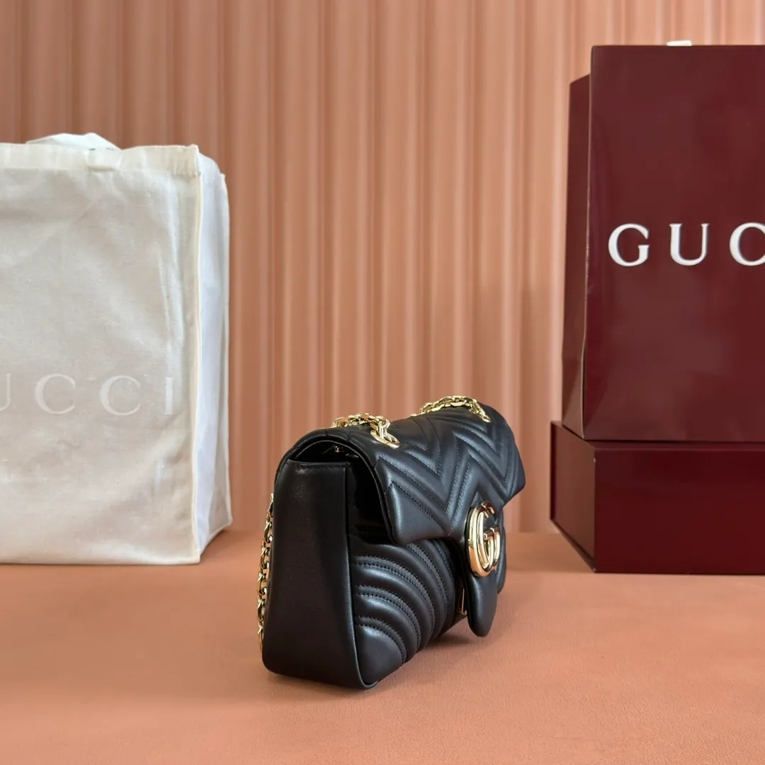 p1360💋💋💋【Full set of packaging at the counter】Imported original sheepskin pure copper hardware brand's iconic GG Marmont series is ingeniously integrated with double G styling accessories and faceted chain straps, and soft leather is selected to create a soft-lined bag shape. Simple and neat back pockets make medium and large bags more practical. Black V-shaped Matelassé sheepskin Light gold-tone hardware Gucci ankara red viscose lining Double G Interior: One zipped pocket External: One open pocket Sliding chain strap that can be used as a shoulder strap (56 cm high) Spring-buckle flap Ident: 837267. Dimensions: 26cm (width) x 15cm (height) x 7cm (depth) Weight: about 0.65kg Color: black full leather/original leather. Made in Italy