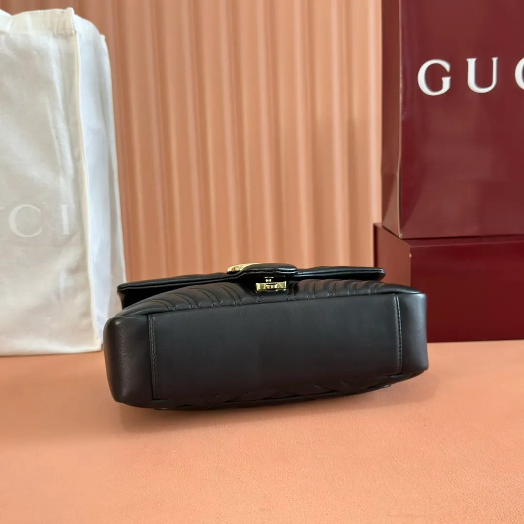 p1360💋💋💋【Full set of packaging at the counter】Imported original sheepskin pure copper hardware brand's iconic GG Marmont series is ingeniously integrated with double G styling accessories and faceted chain straps, and soft leather is selected to create a soft-lined bag shape. Simple and neat back pockets make medium and large bags more practical. Black V-shaped Matelassé sheepskin Light gold-tone hardware Gucci ankara red viscose lining Double G Interior: One zipped pocket External: One open pocket Sliding chain strap that can be used as a shoulder strap (56 cm high) Spring-buckle flap Ident: 837267. Dimensions: 26cm (width) x 15cm (height) x 7cm (depth) Weight: about 0.65kg Color: black full leather/original leather. Made in Italy