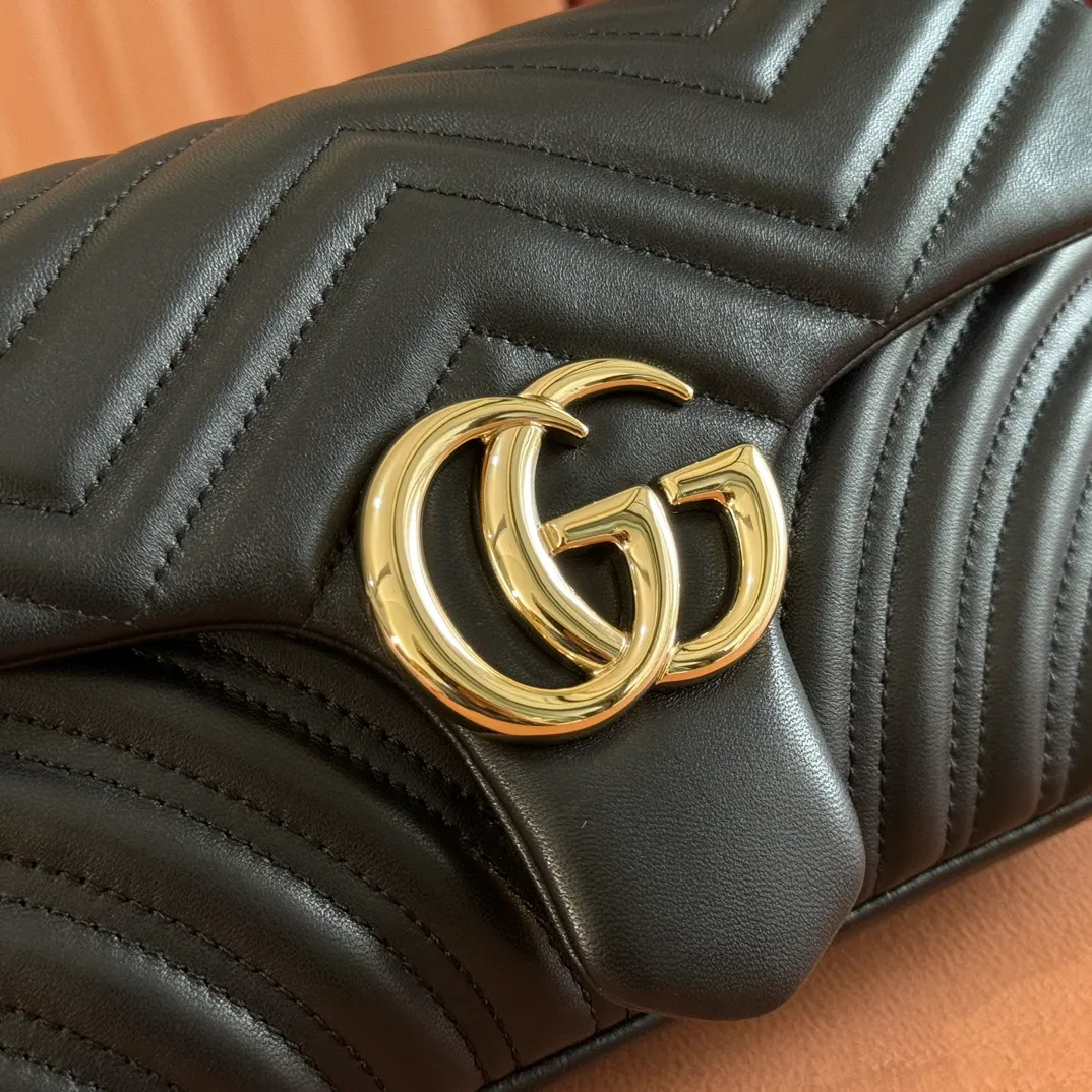 p1360💋💋💋【Full set of packaging at the counter】Imported original sheepskin pure copper hardware brand's iconic GG Marmont series is ingeniously integrated with double G styling accessories and faceted chain straps, and soft leather is selected to create a soft-lined bag shape. Simple and neat back pockets make medium and large bags more practical. Black V-shaped Matelassé sheepskin Light gold-tone hardware Gucci ankara red viscose lining Double G Interior: One zipped pocket External: One open pocket Sliding chain strap that can be used as a shoulder strap (56 cm high) Spring-buckle flap Ident: 837267. Dimensions: 26cm (width) x 15cm (height) x 7cm (depth) Weight: about 0.65kg Color: black full leather/original leather. Made in Italy