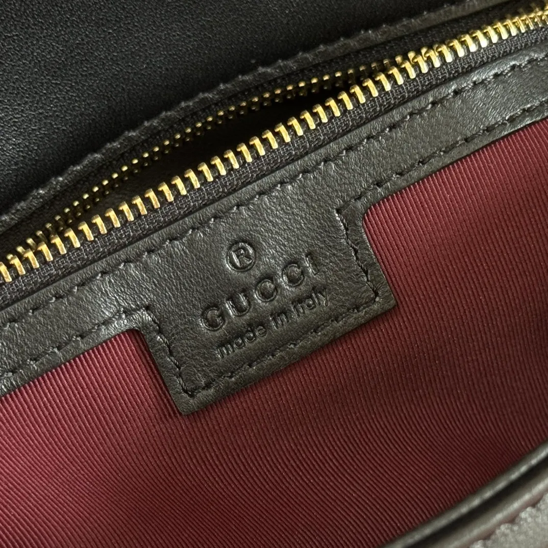 p1360💋💋💋【Full set of packaging at the counter】Imported original sheepskin pure copper hardware brand's iconic GG Marmont series is ingeniously integrated with double G styling accessories and faceted chain straps, and soft leather is selected to create a soft-lined bag shape. Simple and neat back pockets make medium and large bags more practical. Black V-shaped Matelassé sheepskin Light gold-tone hardware Gucci ankara red viscose lining Double G Interior: One zipped pocket External: One open pocket Sliding chain strap that can be used as a shoulder strap (56 cm high) Spring-buckle flap Ident: 837267. Dimensions: 26cm (width) x 15cm (height) x 7cm (depth) Weight: about 0.65kg Color: black full leather/original leather. Made in Italy
