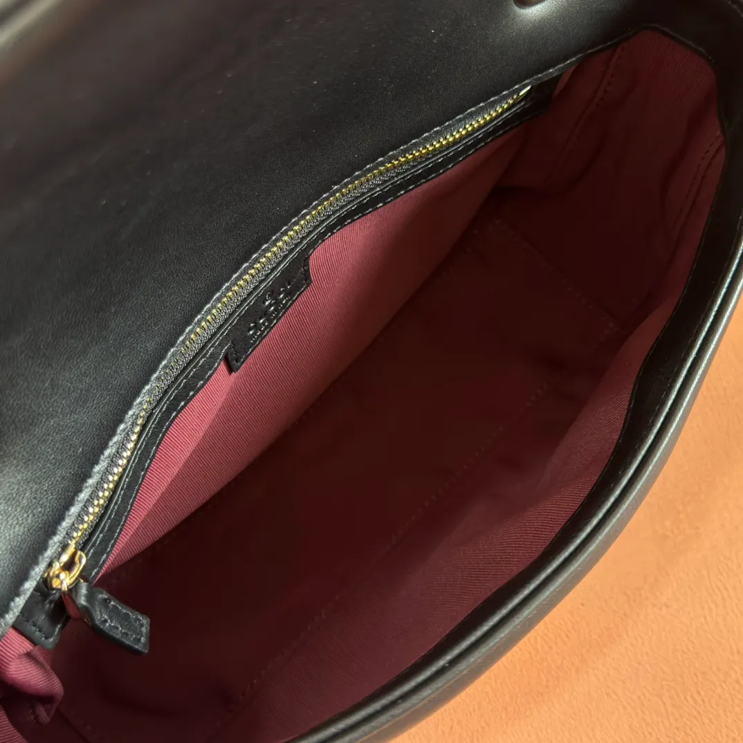 p1360💋💋💋【Full set of packaging at the counter】Imported original sheepskin pure copper hardware brand's iconic GG Marmont series is ingeniously integrated with double G styling accessories and faceted chain straps, and soft leather is selected to create a soft-lined bag shape. Simple and neat back pockets make medium and large bags more practical. Black V-shaped Matelassé sheepskin Light gold-tone hardware Gucci ankara red viscose lining Double G Interior: One zipped pocket External: One open pocket Sliding chain strap that can be used as a shoulder strap (56 cm high) Spring-buckle flap Ident: 837267. Dimensions: 26cm (width) x 15cm (height) x 7cm (depth) Weight: about 0.65kg Color: black full leather/original leather. Made in Italy