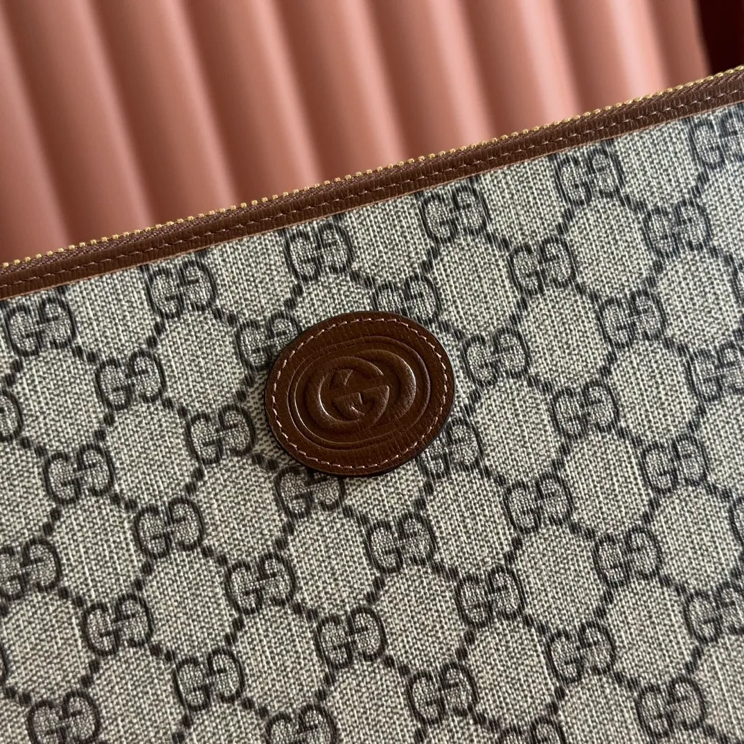 p540. 📣📣📣【Original leather with 🌈full counter packaging】🔥🔥This simple and slender wallet is made of black GG Supreme canvas, decorated with tonal leather piping and an interlocking double G logo, highlighting the charm of a classic design. Black GG Supreme canvas, environmentally friendly material. Black leather trim. Viscose lining. Oval leather interlocking G plaque. Eight card compartments, two bill compartments. Size: 30.5*21*1.5cm Color: brown/pvc. Model: 672953.