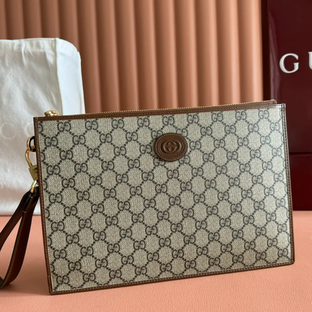 p540. 📣📣📣【Original leather with 🌈full counter packaging】🔥🔥This simple and slender wallet is made of black GG Supreme canvas, decorated with tonal leather piping and an interlocking double G logo, highlighting the charm of a classic design. Black GG Supreme canvas, environmentally friendly material. Black leather trim. Viscose lining. Oval leather interlocking G plaque. Eight card compartments, two bill compartments. Size: 30.5*21*1.5cm Color: brown/pvc. Model: 672953.