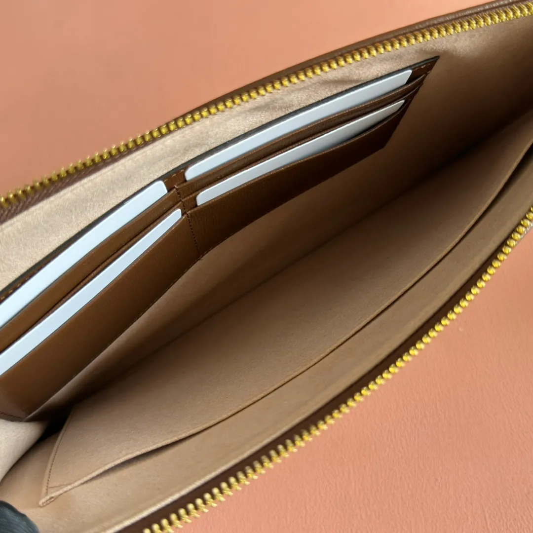 p540. 📣📣📣【Original leather with 🌈full counter packaging】🔥🔥This simple and slender wallet is made of black GG Supreme canvas, decorated with tonal leather piping and an interlocking double G logo, highlighting the charm of a classic design. Black GG Supreme canvas, environmentally friendly material. Black leather trim. Viscose lining. Oval leather interlocking G plaque. Eight card compartments, two bill compartments. Size: 30.5*21*1.5cm Color: brown/pvc. Model: 672953.