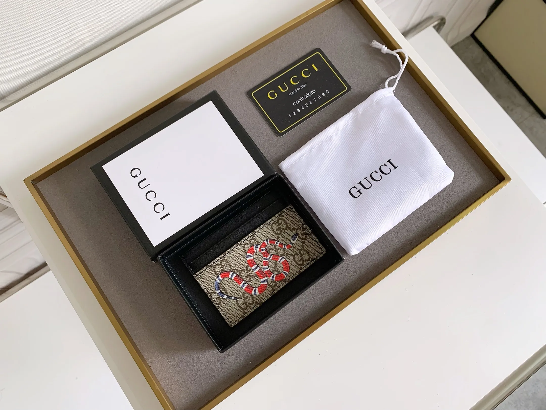 💰90 💎(Snake pattern) Top original quality, GUCCI classic popular printed card holder, exclusive background, real shot. The card holder is made of GG Supreme high-grade man-made canvas with exquisite patterns💯! Style number: 451277 Size: 10x7.5cm