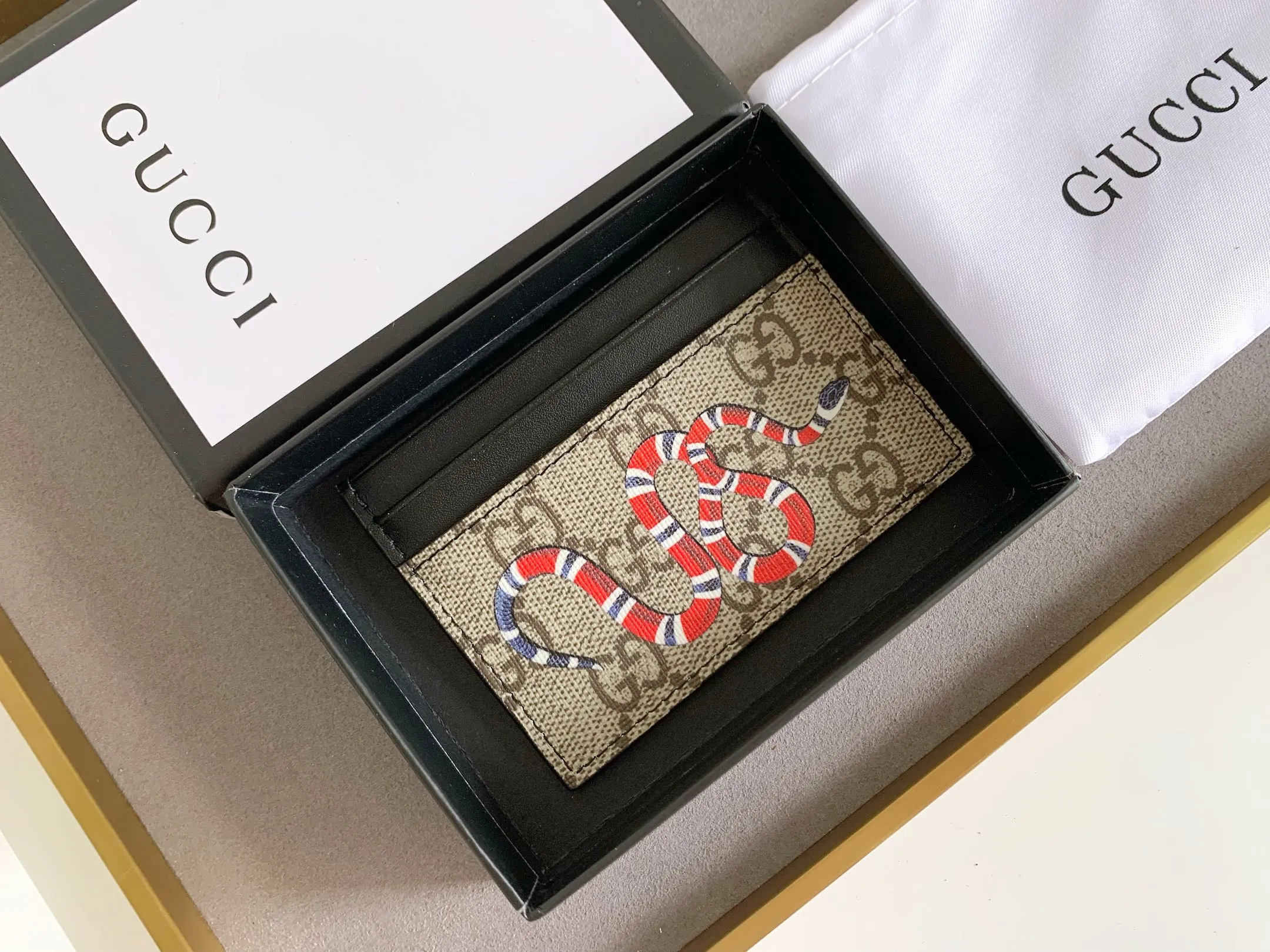 💰90 💎(Snake pattern) Top original quality, GUCCI classic popular printed card holder, exclusive background, real shot. The card holder is made of GG Supreme high-grade man-made canvas with exquisite patterns💯! Style number: 451277 Size: 10x7.5cm