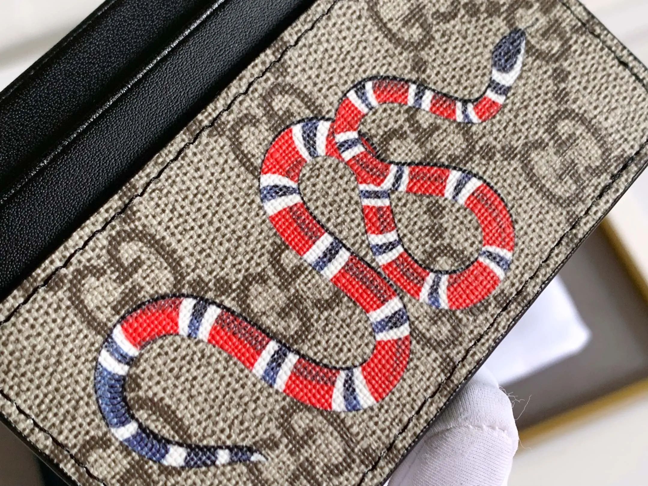💰90 💎(Snake pattern) Top original quality, GUCCI classic popular printed card holder, exclusive background, real shot. The card holder is made of GG Supreme high-grade man-made canvas with exquisite patterns💯! Style number: 451277 Size: 10x7.5cm