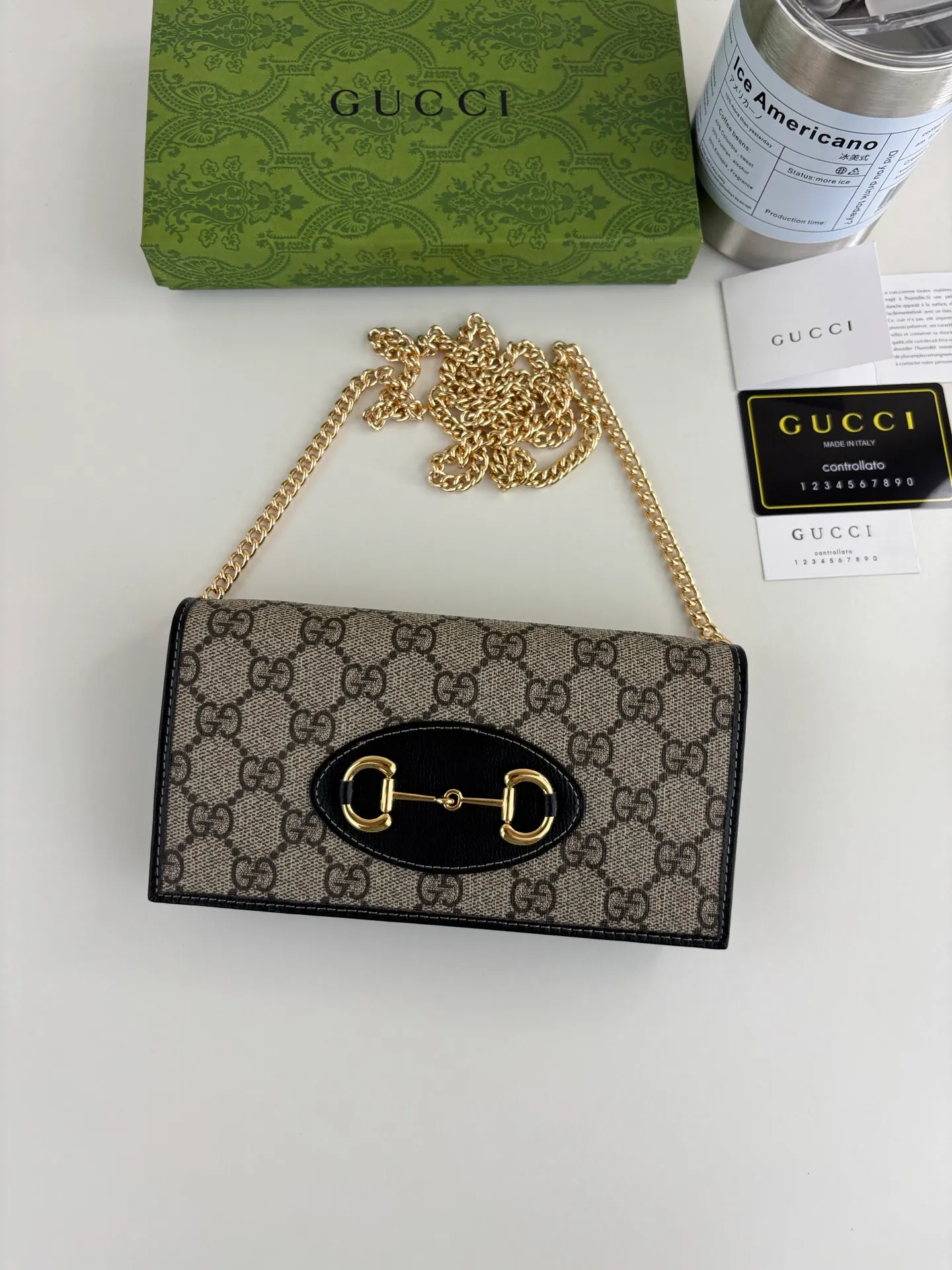 💰180 GUCCl Gucci has newly launched this 1955 horsebit card holder made of GG Supreme high-grade artificial canvas and brown leather. This series adopts the double ring and long strip design that are in the same line as the handbag. This detail is inspired by the brand’s equestrian roots. It is one of Gucci’s classic heritage and one of the brand’s most representative symbolic elements. Style number: 621892 Size: 19cm x 10cm x 3cm Color: black