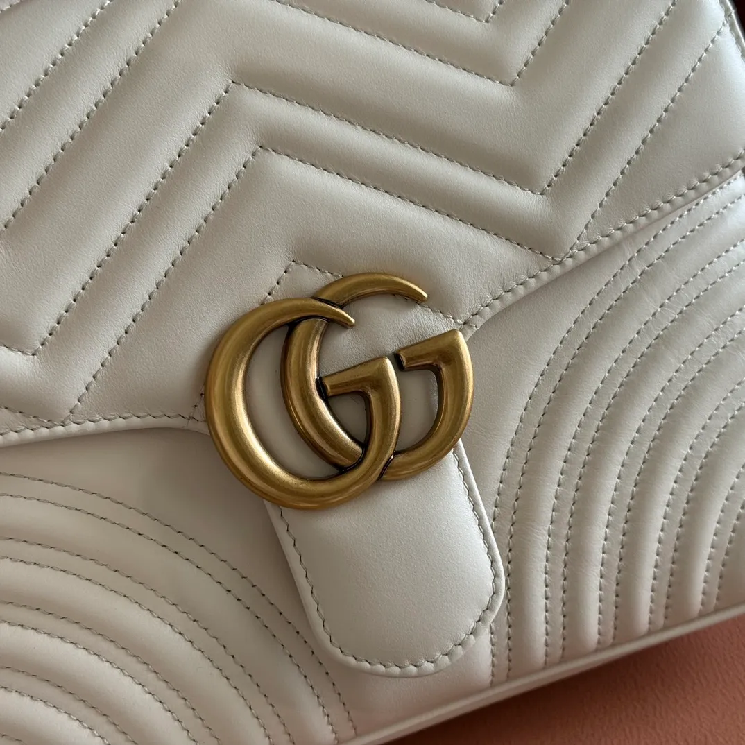 p1500. 📣📣📣【Original leather accessories🌈Full set of counter packaging】🔥🔥 ‼ ‼ "Marmont Italian Original Leather"‼ ‼ Have you picked up the addictive Gucci bags? The elegant and exquisite design of the GG Marmont series has captured the hearts of many girls! At the same time, it is also a must-have versatile item for global experts! Super awesome! Model: 498110. Size: 27*19*10.5, color: white