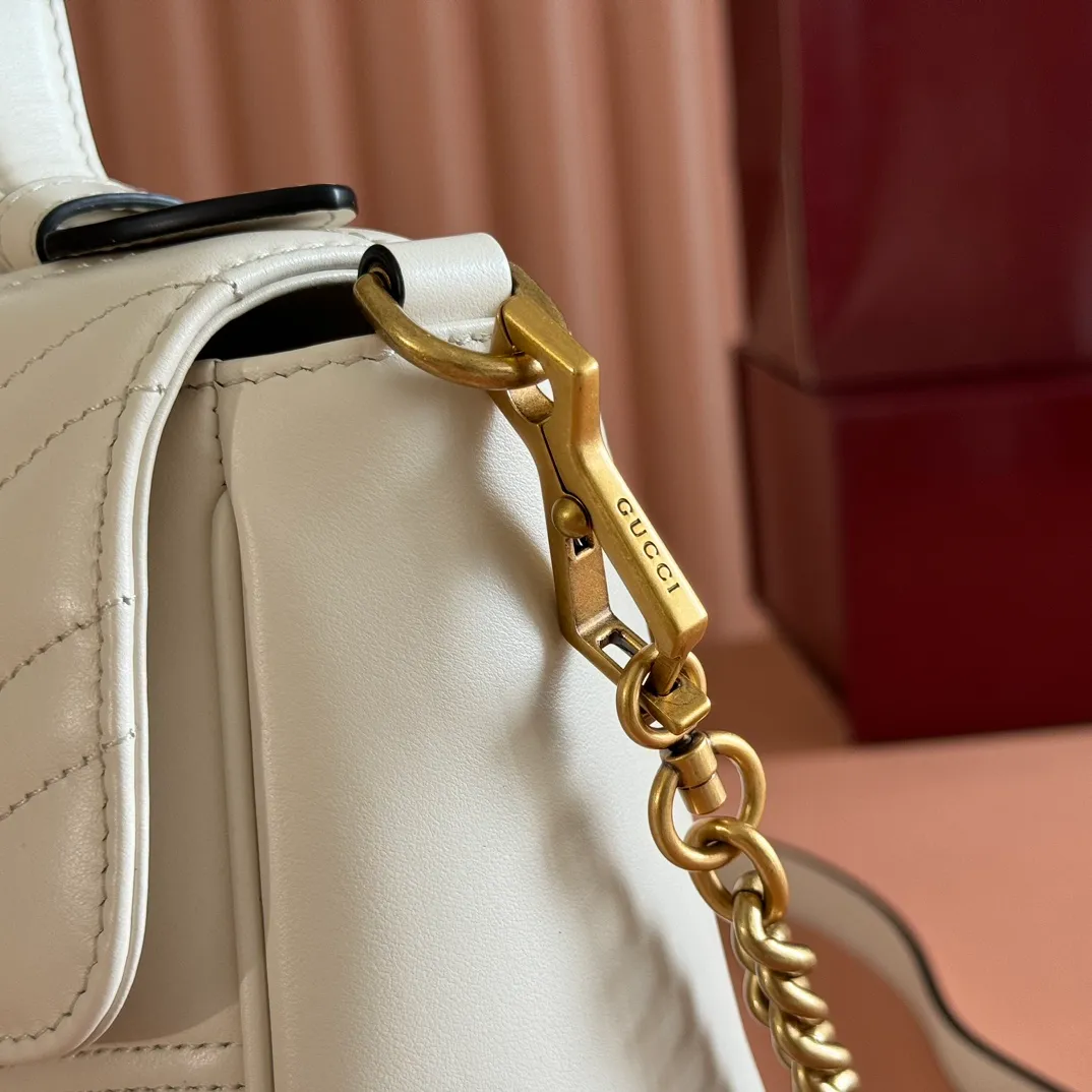 p1500. 📣📣📣【Original leather accessories🌈Full set of counter packaging】🔥🔥 ‼ ‼ "Marmont Italian Original Leather"‼ ‼ Have you picked up the addictive Gucci bags? The elegant and exquisite design of the GG Marmont series has captured the hearts of many girls! At the same time, it is also a must-have versatile item for global experts! Super awesome! Model: 498110. Size: 27*19*10.5, color: white