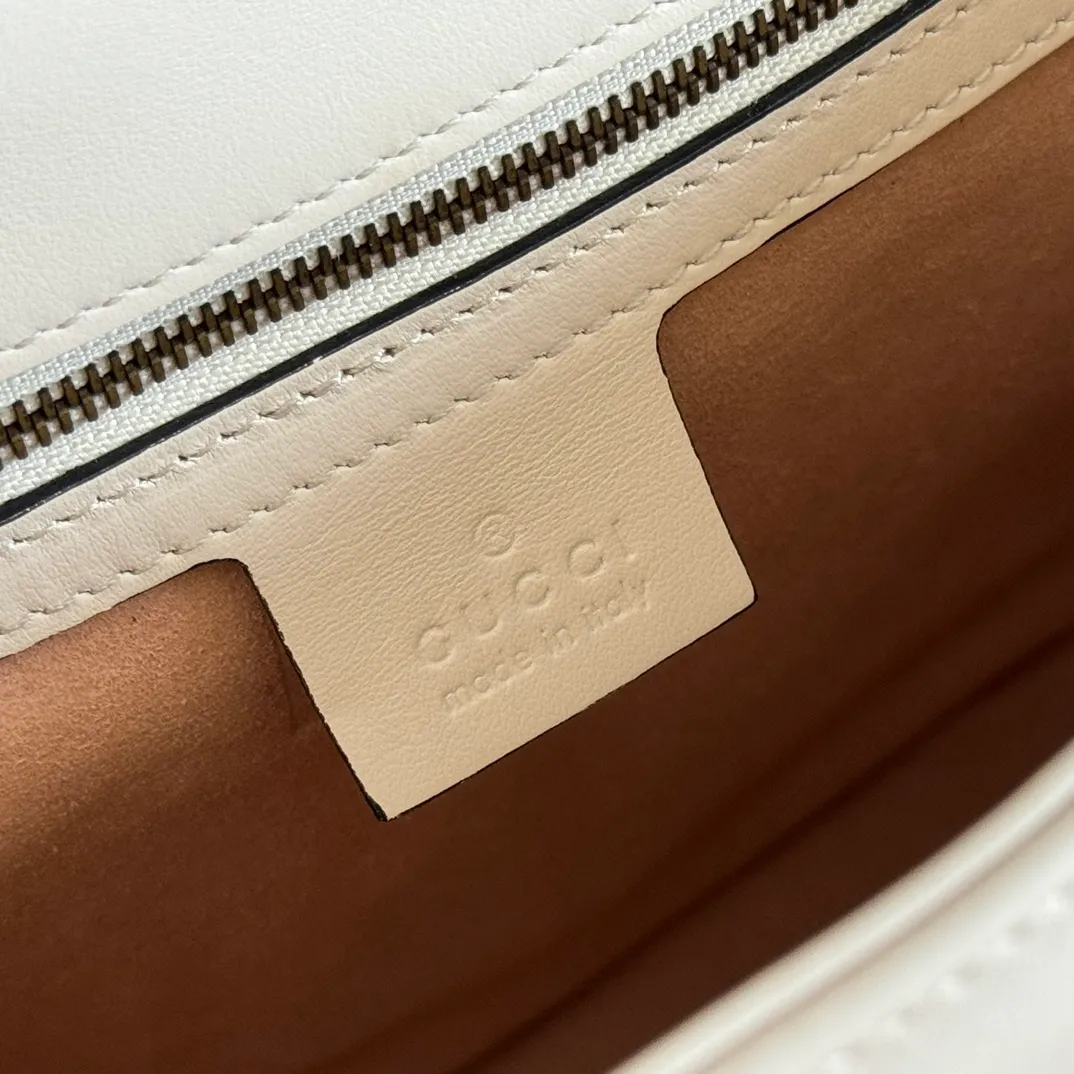 p1500. 📣📣📣【Original leather accessories🌈Full set of counter packaging】🔥🔥 ‼ ‼ "Marmont Italian Original Leather"‼ ‼ Have you picked up the addictive Gucci bags? The elegant and exquisite design of the GG Marmont series has captured the hearts of many girls! At the same time, it is also a must-have versatile item for global experts! Super awesome! Model: 498110. Size: 27*19*10.5, color: white