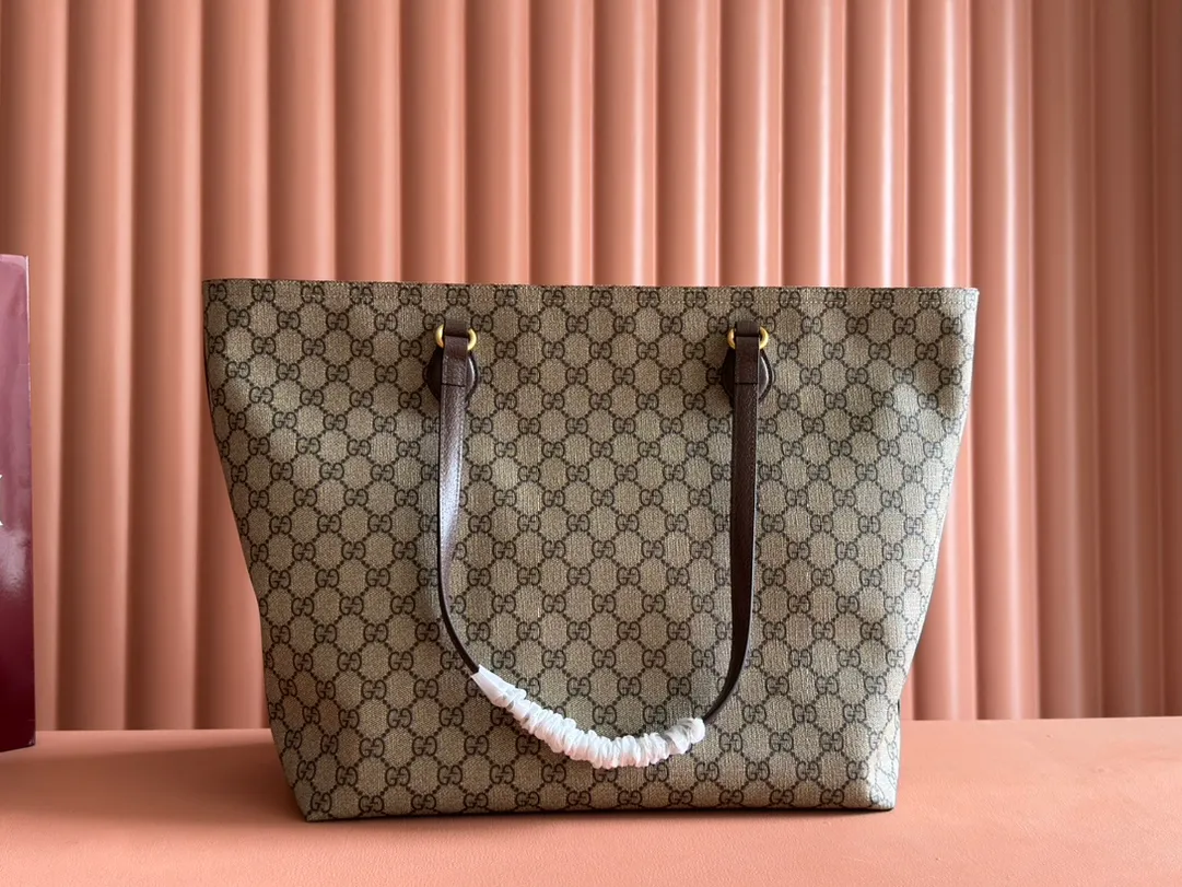 p800. 💋💋💋【gucci】‼ G Home 👉New style. The market's top exclusive goods control, special/counter quality 💯Using imported cowhide, original hardware! Exquisite workmanship. 💯Exclusive physical photos📷👉The quality can be seen in the picture👄👄😘😘. Style number: 547974. Dimensions: Width 38.5*Height 32*Side width 17. Color: brown/pvc. (Top width: 54cm)