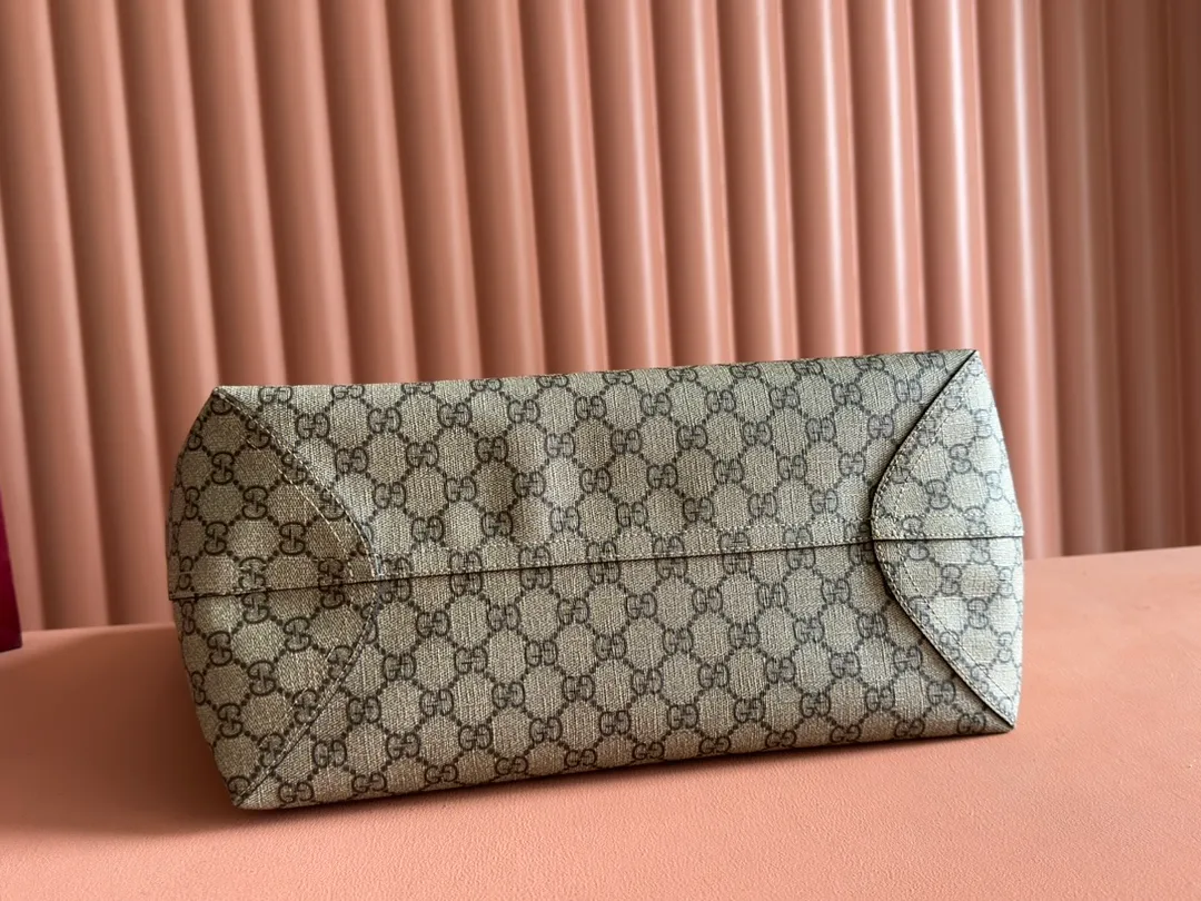 p800. 💋💋💋【gucci】‼ G Home 👉New style. The market's top exclusive goods control, special/counter quality 💯Using imported cowhide, original hardware! Exquisite workmanship. 💯Exclusive physical photos📷👉The quality can be seen in the picture👄👄😘😘. Style number: 547974. Dimensions: Width 38.5*Height 32*Side width 17. Color: brown/pvc. (Top width: 54cm)