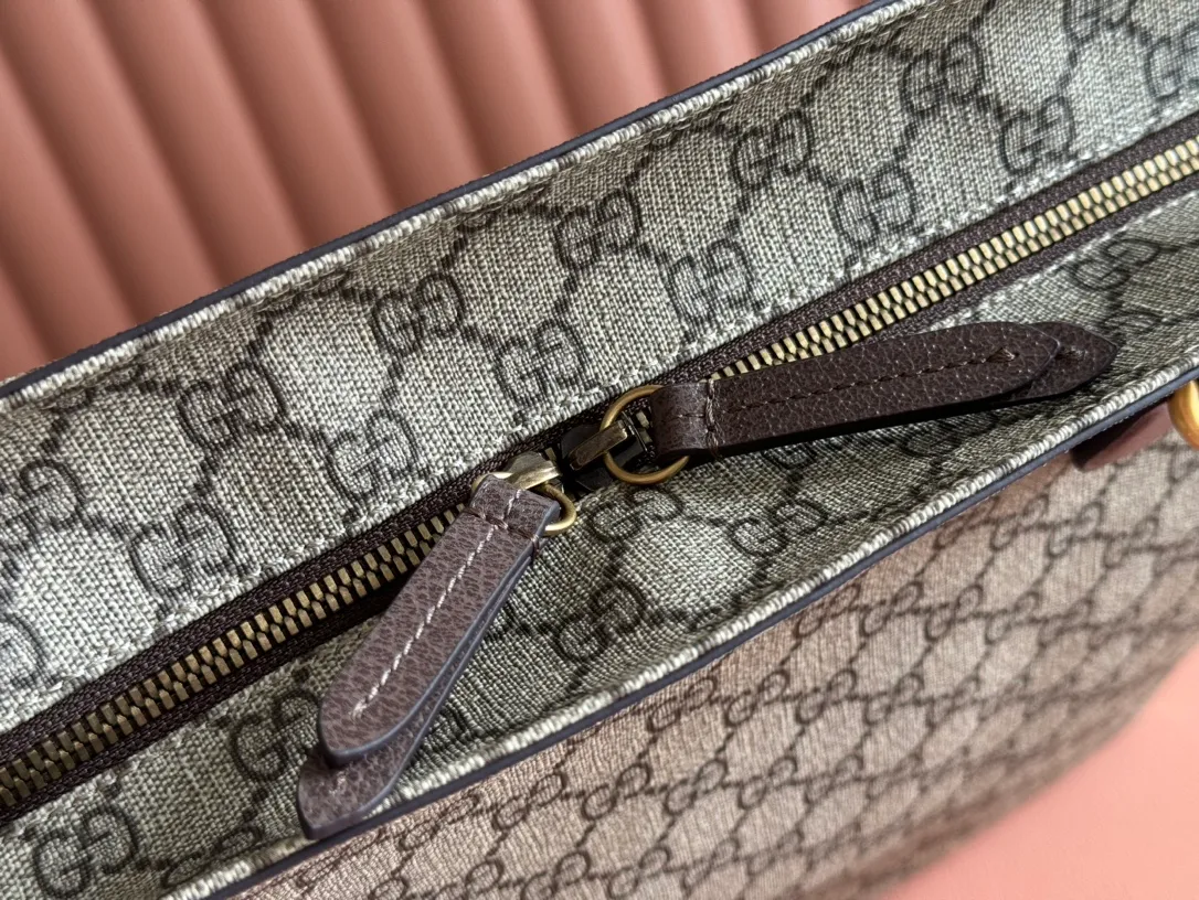 p800. 💋💋💋【gucci】‼ G Home 👉New style. The market's top exclusive goods control, special/counter quality 💯Using imported cowhide, original hardware! Exquisite workmanship. 💯Exclusive physical photos📷👉The quality can be seen in the picture👄👄😘😘. Style number: 547974. Dimensions: Width 38.5*Height 32*Side width 17. Color: brown/pvc. (Top width: 54cm)