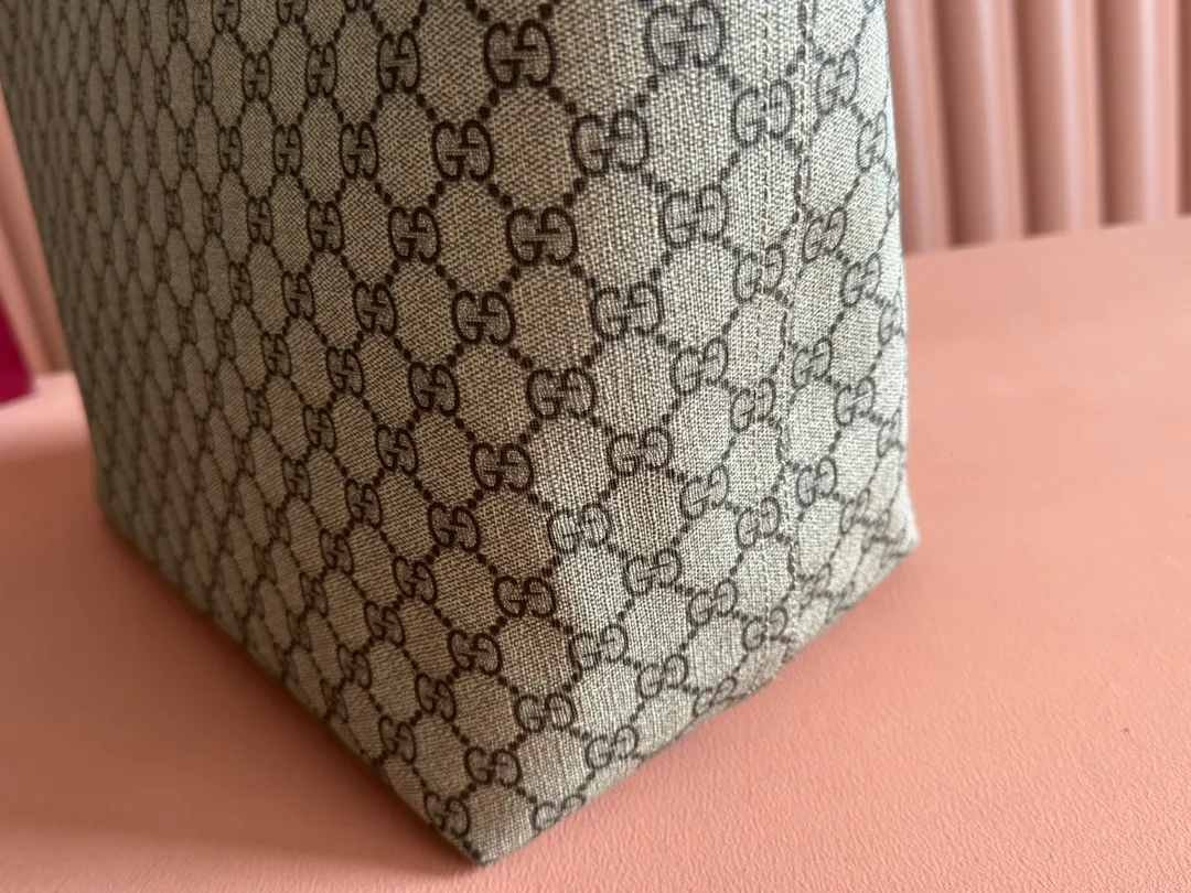 p800. 💋💋💋【gucci】‼ G Home 👉New style. The market's top exclusive goods control, special/counter quality 💯Using imported cowhide, original hardware! Exquisite workmanship. 💯Exclusive physical photos📷👉The quality can be seen in the picture👄👄😘😘. Style number: 547974. Dimensions: Width 38.5*Height 32*Side width 17. Color: brown/pvc. (Top width: 54cm)
