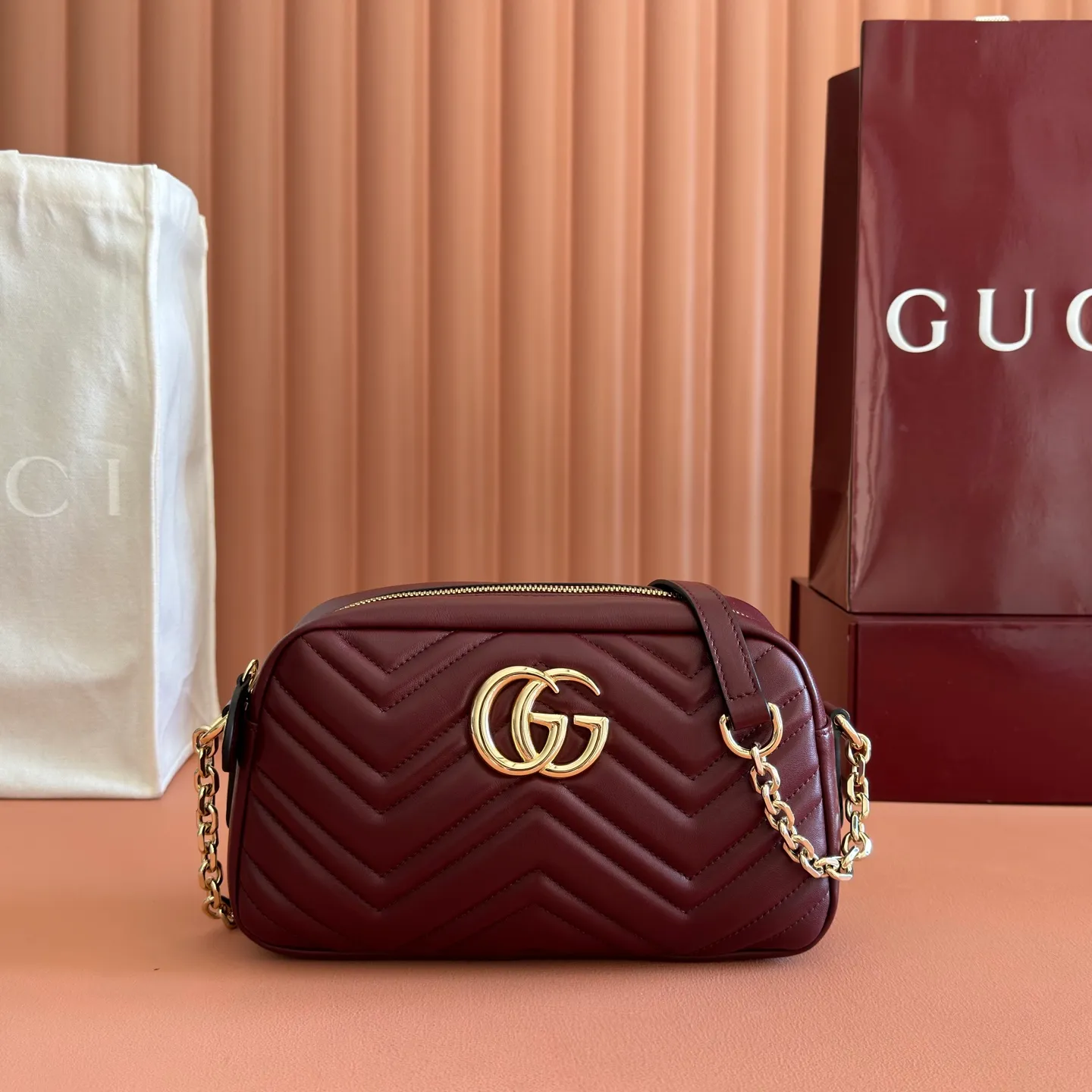 p1120. 💋💋💋【With full set of original counter packaging】Original leather GG Marmont is the brand's iconic series. Its features include the symbolic double G logo, angular chain straps and modern silhouettes. This new camera bag highlights exquisite handcraftsmanship with its ultra-soft premium leather and refined hardware details in glossy gold tones. White quilted diamond nappa leather Light gold-toned hardware White viscose lining Double G Adjustable chain shoulder strap (60 cm) can also be worn as a crossbody bag Zip closure Ref.: 855273. Dimensions: 24cm (width) x 15cm (height) x 8cm (depth) Color: Anchor sheepskin. Made in Italy