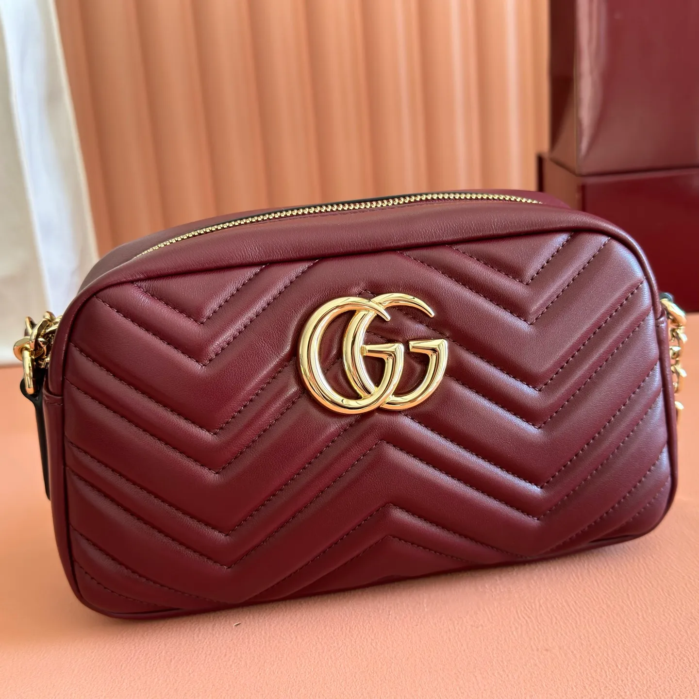 p1120. 💋💋💋【With full set of original counter packaging】Original leather GG Marmont is the brand's iconic series. Its features include the symbolic double G logo, angular chain straps and modern silhouettes. This new camera bag highlights exquisite handcraftsmanship with its ultra-soft premium leather and refined hardware details in glossy gold tones. White quilted diamond nappa leather Light gold-toned hardware White viscose lining Double G Adjustable chain shoulder strap (60 cm) can also be worn as a crossbody bag Zip closure Ref.: 855273. Dimensions: 24cm (width) x 15cm (height) x 8cm (depth) Color: Anchor sheepskin. Made in Italy