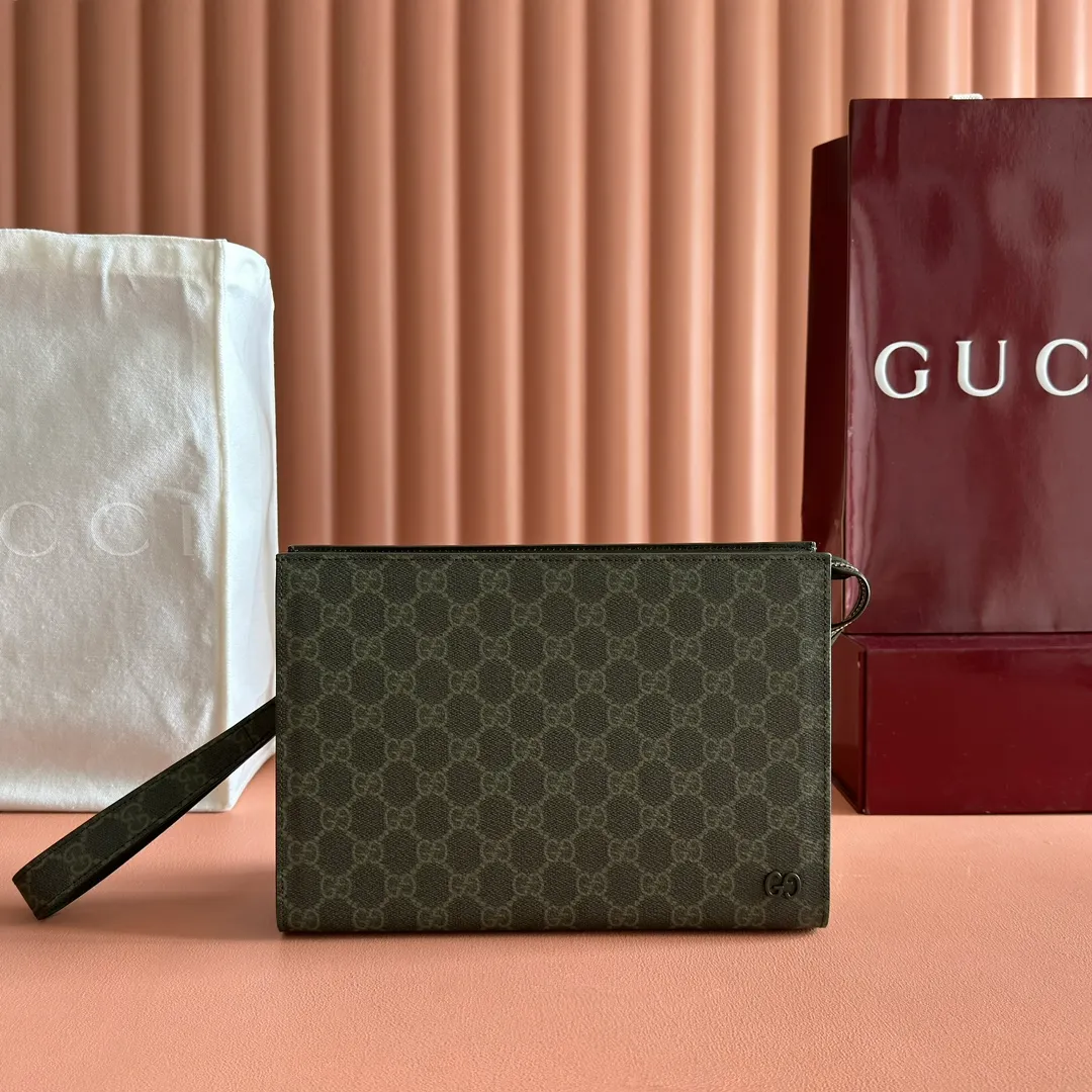 p720🔥🔥🔥【With full set of original green box packaging】Clutch bag with GG details. As the brand's iconic material, GG Supreme canvas has become the main fabric in Gucci's design universe. In the new series, it is reinterpreted through the Gucci aesthetic perspective. This clutch features an all-over monogram pattern. GG accessories add branding charm to the piece. Beige and ebony GG Supreme canvas, red leather trim, brass hardware with red ceramic effect finish, cotton and linen moire fabric lining, GG detail, interior: six card compartments, detachable wrist strap, zip closure. Model: 768255. Dimensions: 18(L) x 26(W) x 6cm(D) Color: Forest Green. Made in Italy Weight: Approx. 0.387 kg