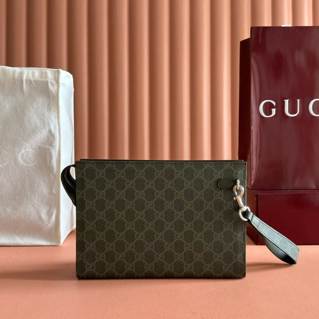 p720🔥🔥🔥【With full set of original green box packaging】Clutch bag with GG details. As the brand's iconic material, GG Supreme canvas has become the main fabric in Gucci's design universe. In the new series, it is reinterpreted through the Gucci aesthetic perspective. This clutch features an all-over monogram pattern. GG accessories add branding charm to the piece. Beige and ebony GG Supreme canvas, red leather trim, brass hardware with red ceramic effect finish, cotton and linen moire fabric lining, GG detail, interior: six card compartments, detachable wrist strap, zip closure. Model: 768255. Dimensions: 18(L) x 26(W) x 6cm(D) Color: Forest Green. Made in Italy Weight: Approx. 0.387 kg