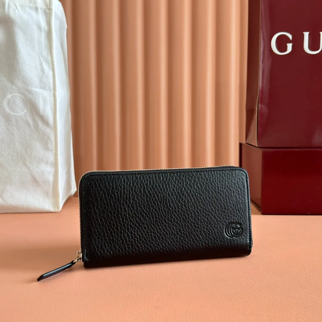 p520. 💋💋💋【With full set of original green box packaging】Wallet with GG details. Gucci's small leather accessories push the boundaries of design, constantly reinterpreting classic pieces in a personalized way. This men's wallet combines the classic GG SupremGG accessories to create a modern and stylish accessory. Beige and ebony GG Supreme canvas, yellow leather trim, brass hardware with yellow ceramic-effect finish, moire fabric lining GG detail, interior: card compartment, coin pocket, 1 bill compartment. Model: 800180.                                      Dimensions: 19cm (width) x 10.5cm (height) x 2 (side width) Color: black/full leather. Made in Italy