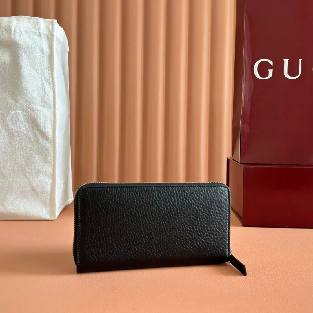 p520. 💋💋💋【With full set of original green box packaging】Wallet with GG details. Gucci's small leather accessories push the boundaries of design, constantly reinterpreting classic pieces in a personalized way. This men's wallet combines the classic GG SupremGG accessories to create a modern and stylish accessory. Beige and ebony GG Supreme canvas, yellow leather trim, brass hardware with yellow ceramic-effect finish, moire fabric lining GG detail, interior: card compartment, coin pocket, 1 bill compartment. Model: 800180.                                      Dimensions: 19cm (width) x 10.5cm (height) x 2 (side width) Color: black/full leather. Made in Italy