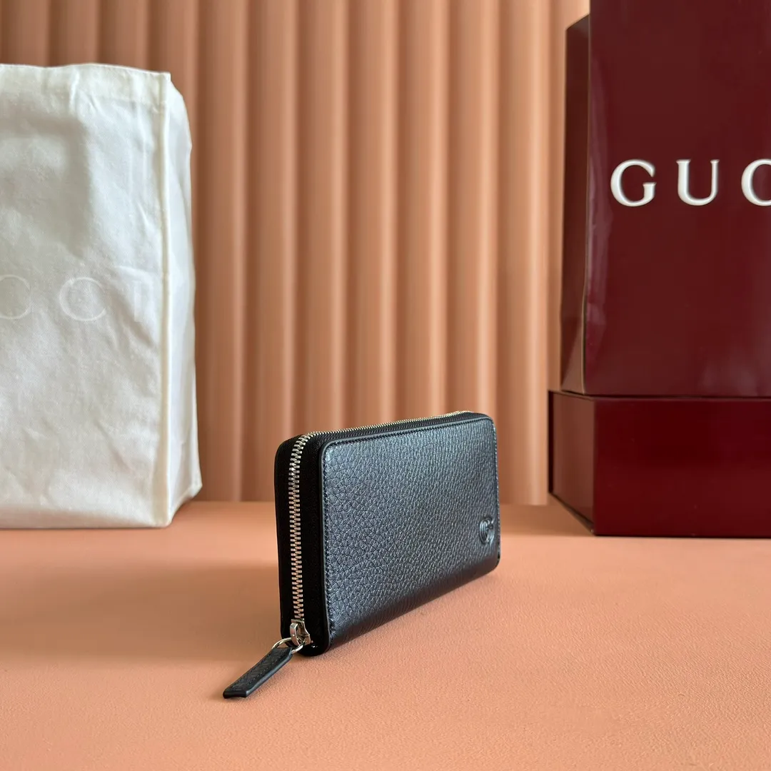 p520. 💋💋💋【With full set of original green box packaging】Wallet with GG details. Gucci's small leather accessories push the boundaries of design, constantly reinterpreting classic pieces in a personalized way. This men's wallet combines the classic GG SupremGG accessories to create a modern and stylish accessory. Beige and ebony GG Supreme canvas, yellow leather trim, brass hardware with yellow ceramic-effect finish, moire fabric lining GG detail, interior: card compartment, coin pocket, 1 bill compartment. Model: 800180.                                      Dimensions: 19cm (width) x 10.5cm (height) x 2 (side width) Color: black/full leather. Made in Italy