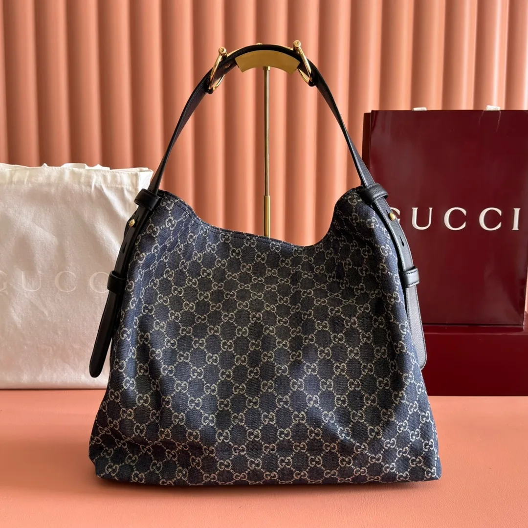 p1300💋💋💋【With full set of original counter gift bag packaging】2025 autumn and winter series, Gucci Beatrix series handbags are crafted from black cow leather material and equipped with iconic horsebit detail shoulder straps, adding brand connotation to the casual silhouette. Gold-toned accessories add a refined touch, and a zippered pocket inside keeps daily essentials secure. Combining elegant design with practical performance, it easily accommodates daily essentials. Black soft glossy calf leather Gold-tone hardware Black cotton and linen blend lining Horsebit detail on shoulder strap Interior: Zip pocket Adjustable shoulder strap Height: 26cm - 33cm; Length: 94cm Ident: 850546. Dimensions: 40cm (W) x 36cm (H) x 12cm (D) Weight: Approx. 1kg Colour: Blue denim. Made in Italy